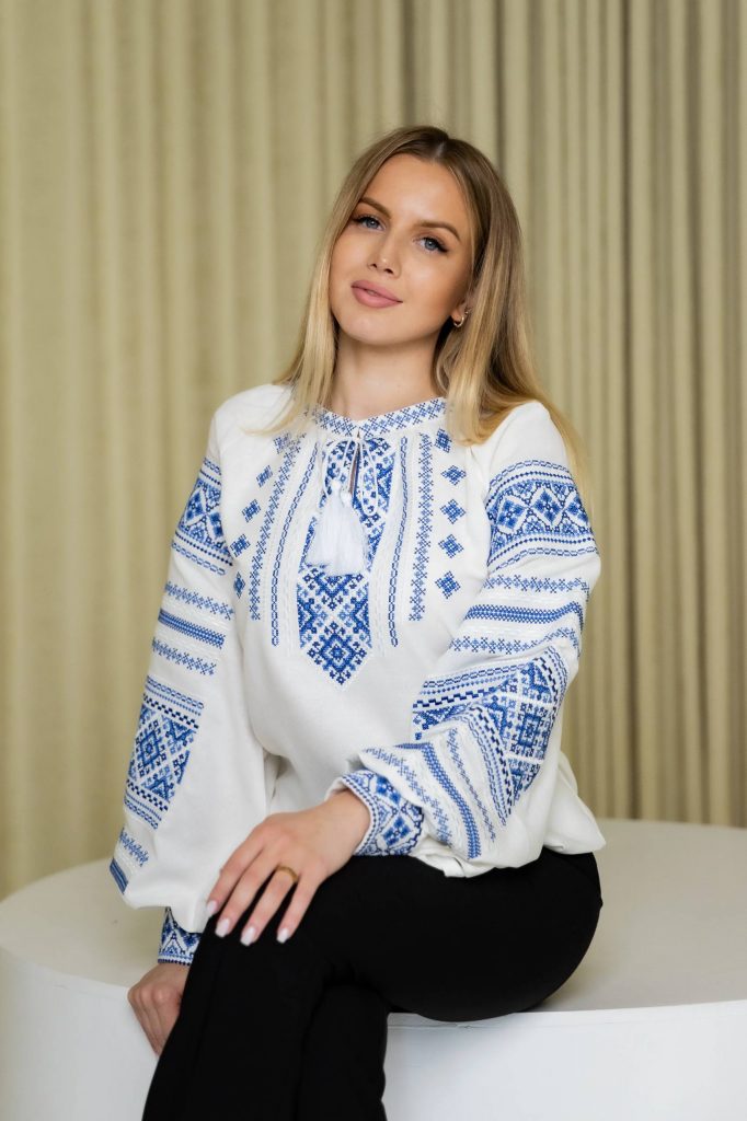 Жіноча вишиванка Оксана (біла з блакитним )
