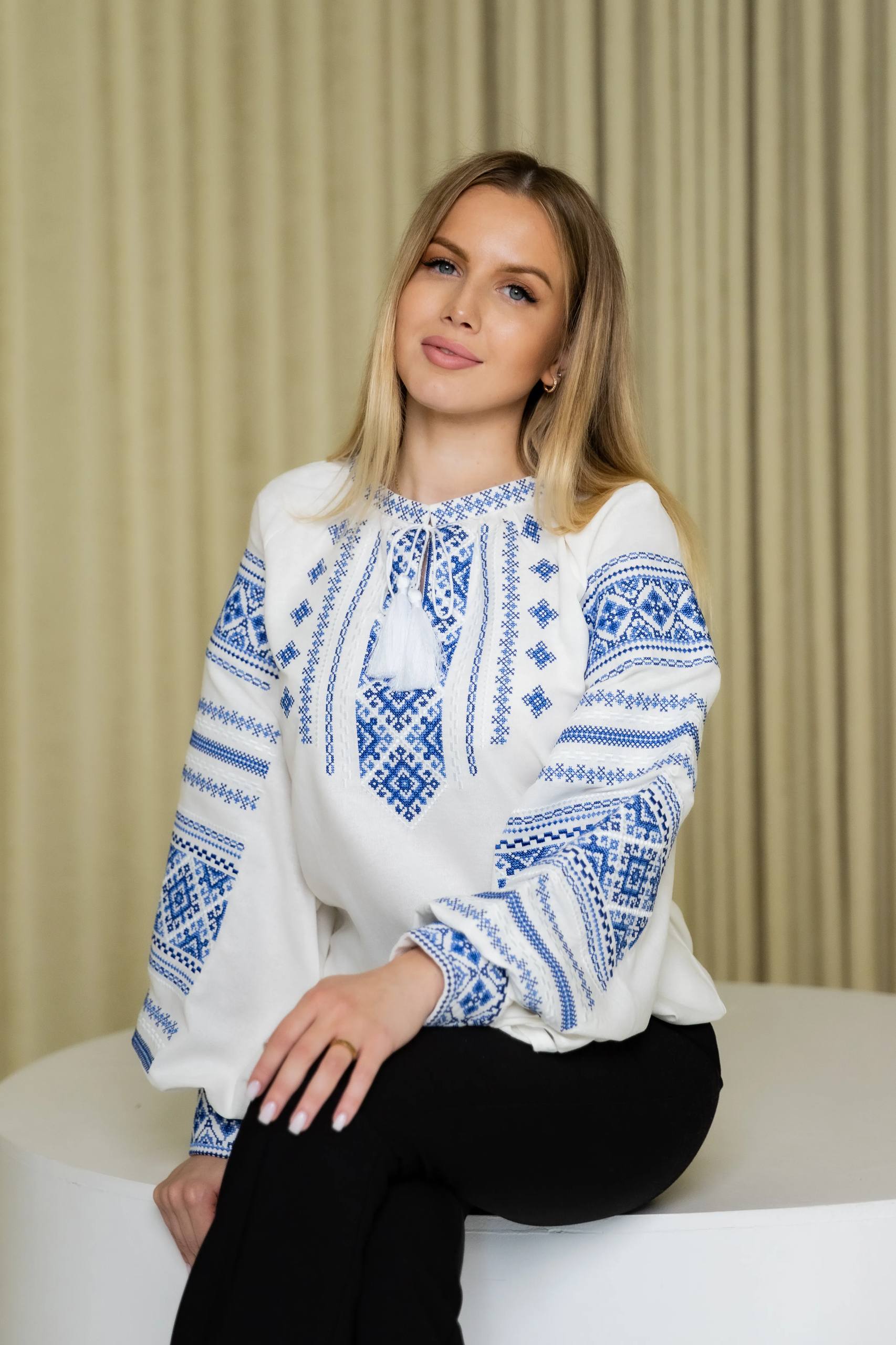 Жіноча вишиванка Оксана (біла з блакитним )