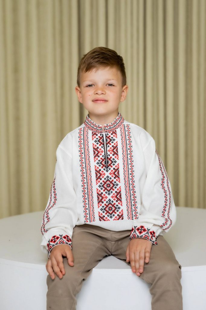 Вишиванка для хлопчика Ромчик (біла з червоним)