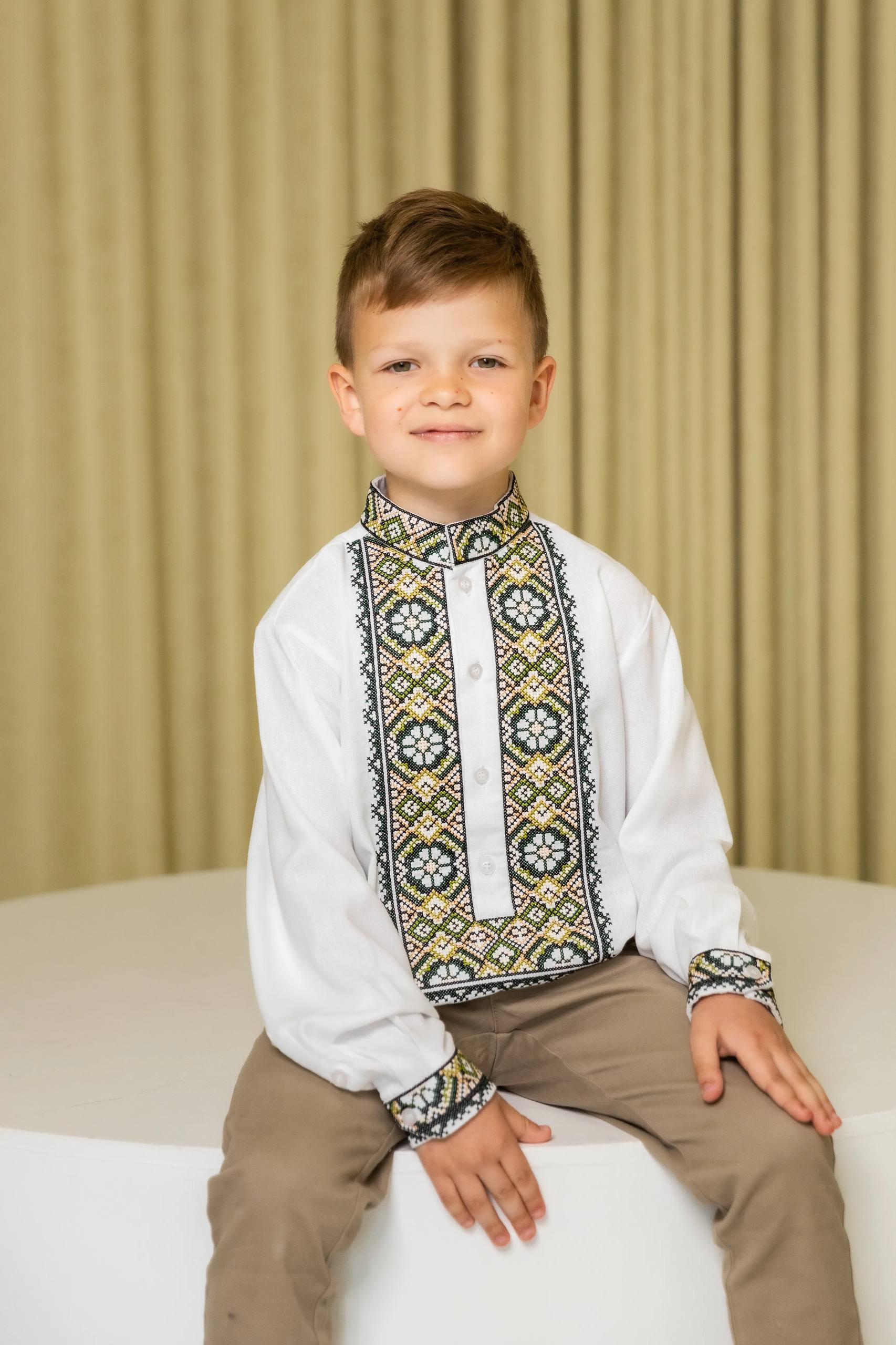 Вишиванка для хлопчика Олекса (біла з зеленим) hover image