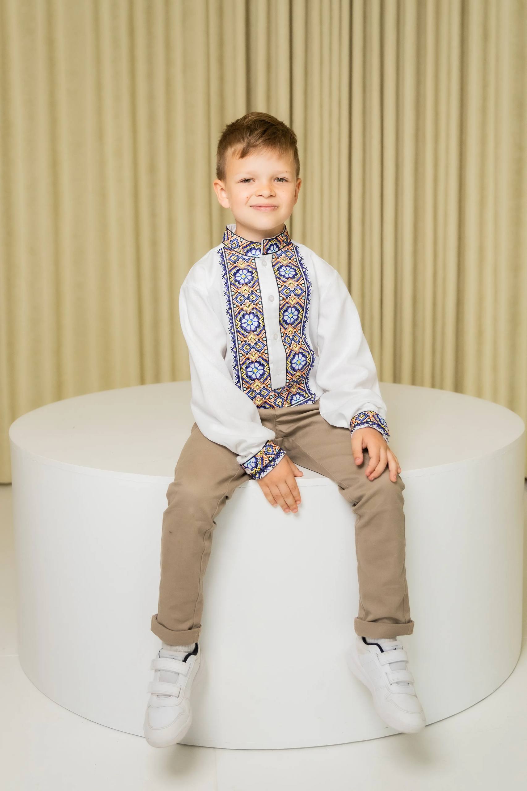 Вишиванка для хлопчика Олекса (біла з синім) hover image