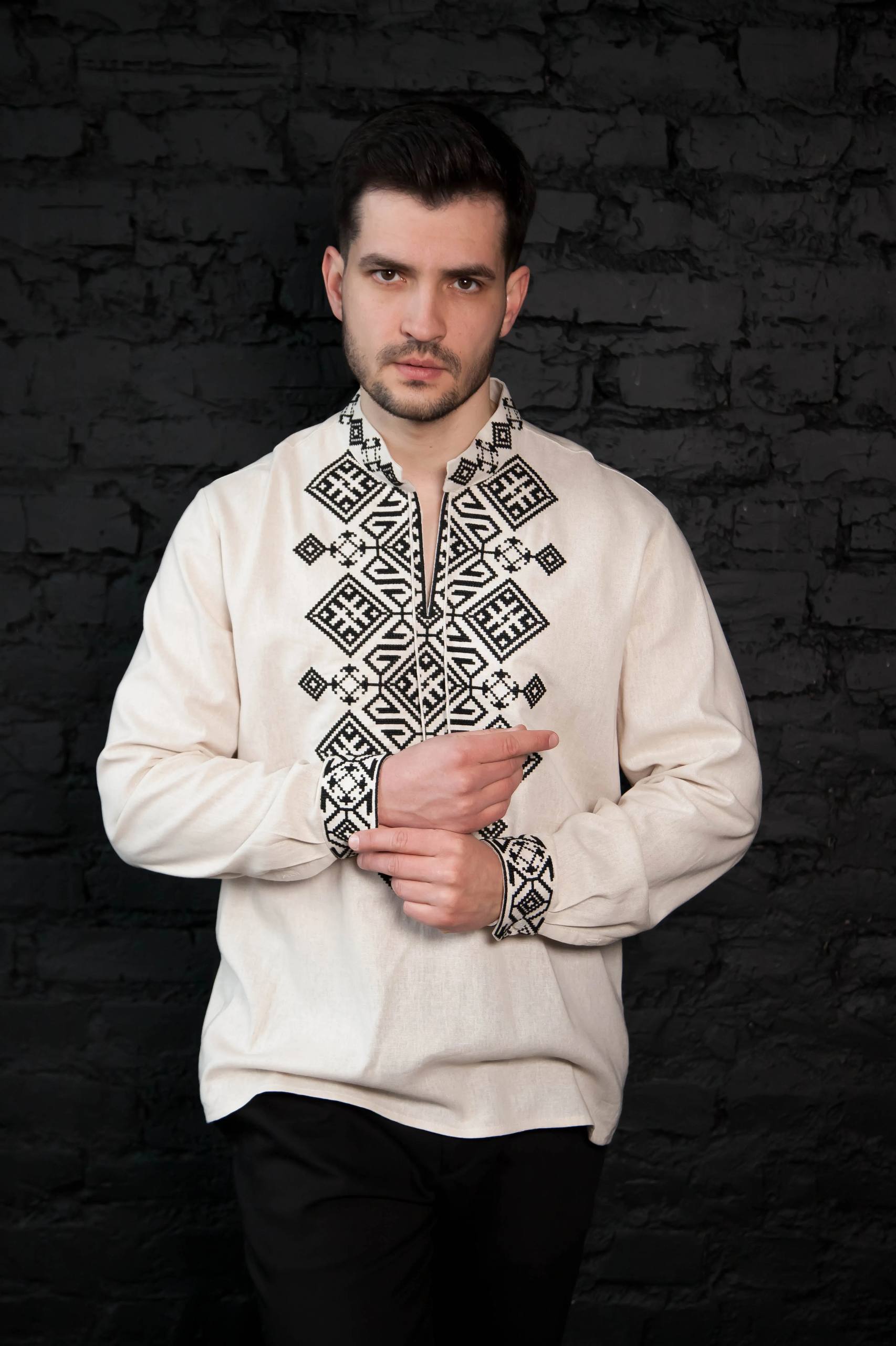 Чоловіча вишиванка Руна (молочна з чорним) hover image