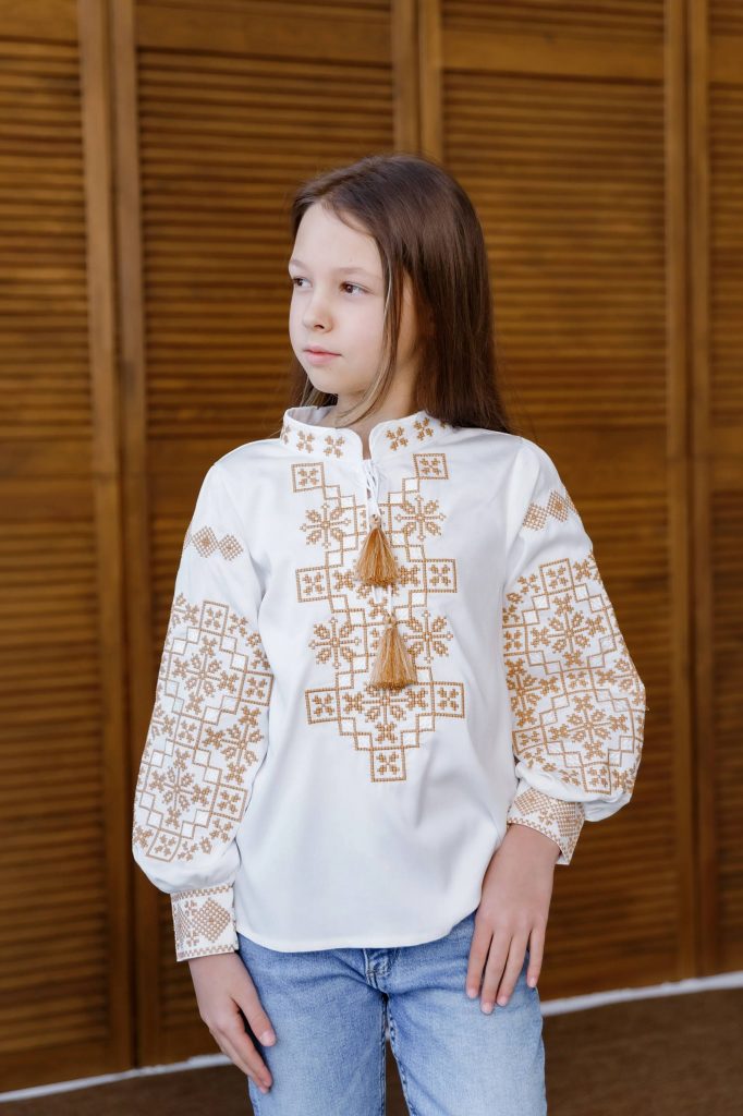 Вишиванка для дівчинки Ярочка (молочна з бежевим)
