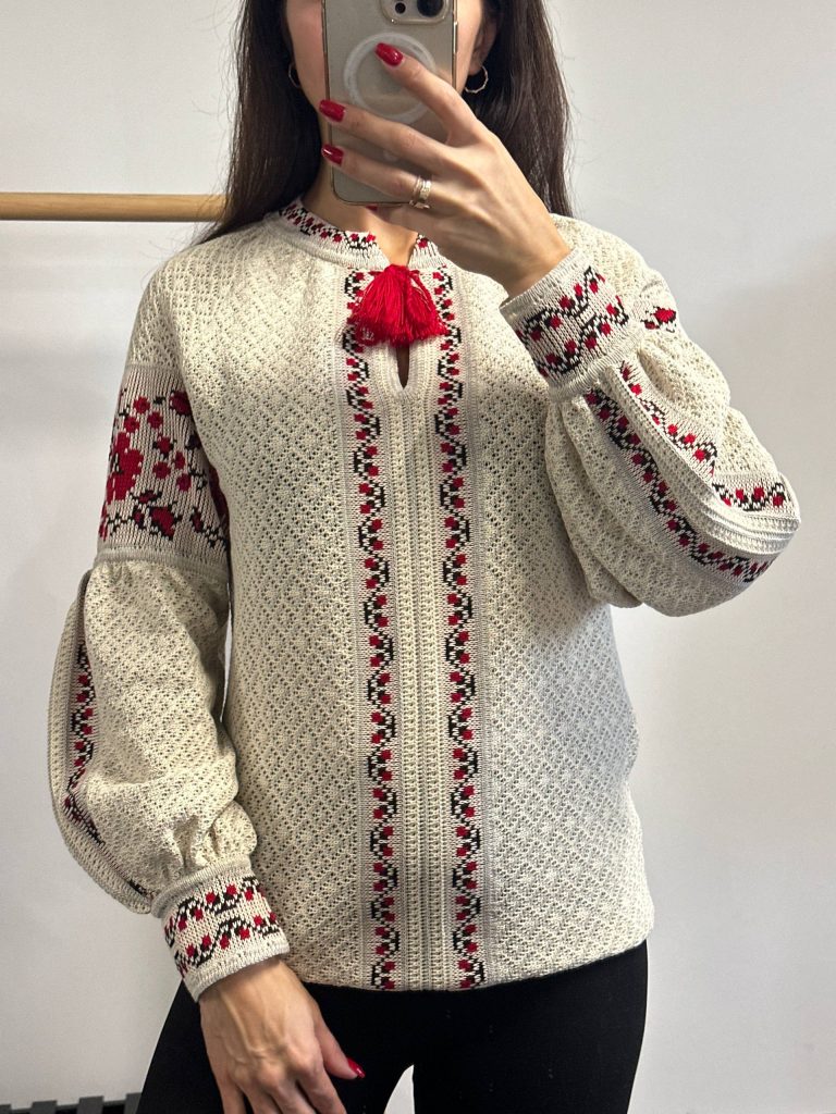 В’язана жіноча вишиванка Газдиня (беж)