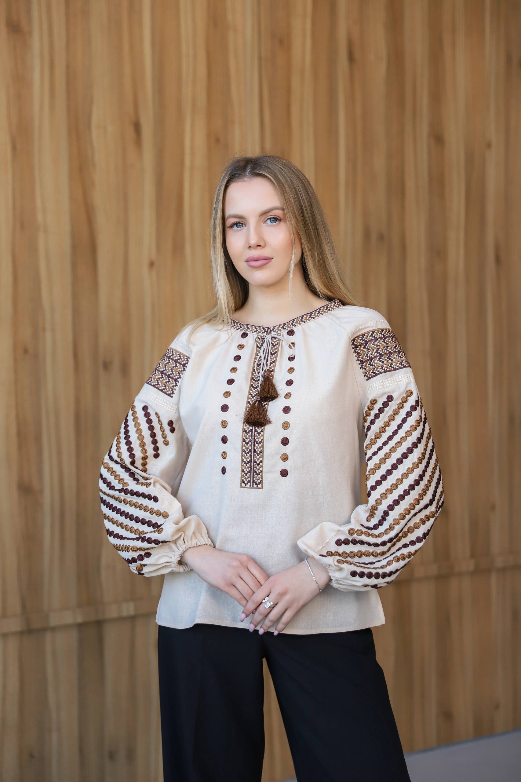 Жіноча вишиванка Злагода (бежева з коричневим) hover image