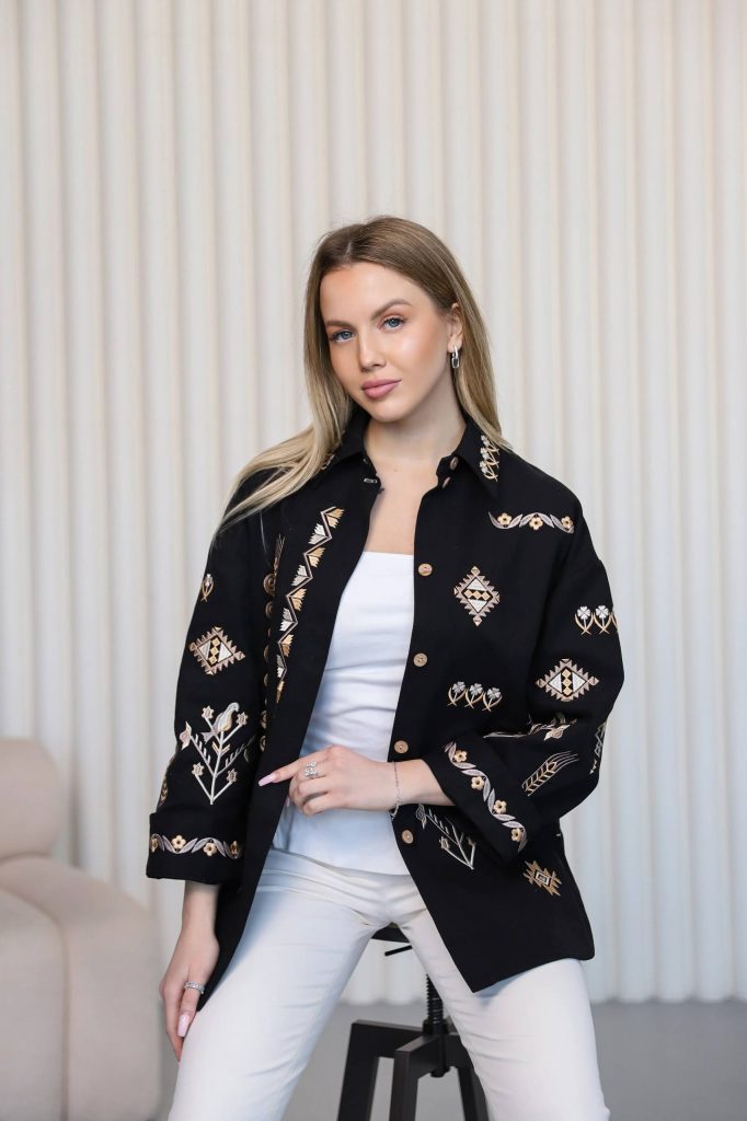 Жіноча вишиванка Сильна (чорна)