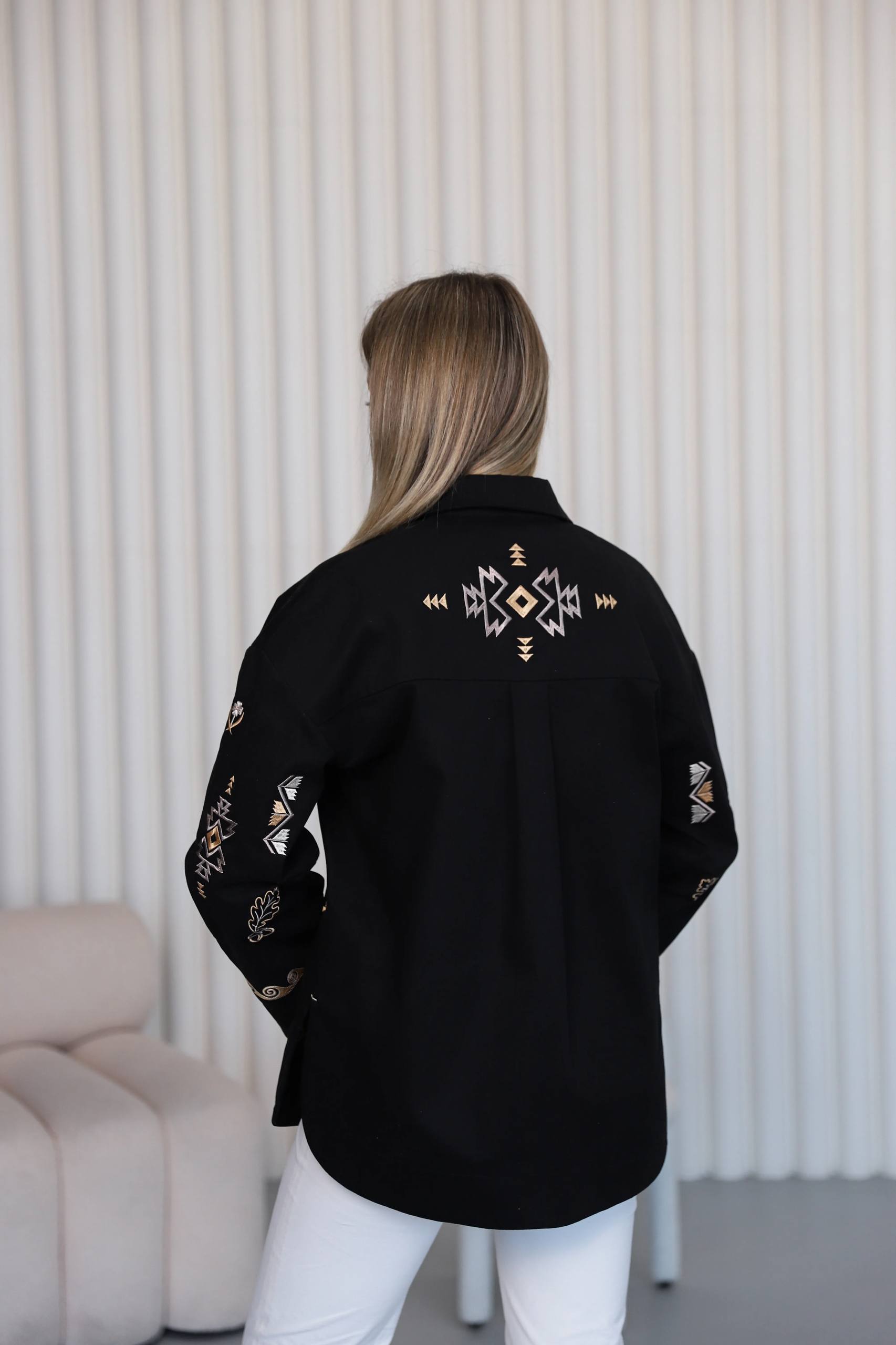 Жіноча вишиванка Сильна (чорна) hover image