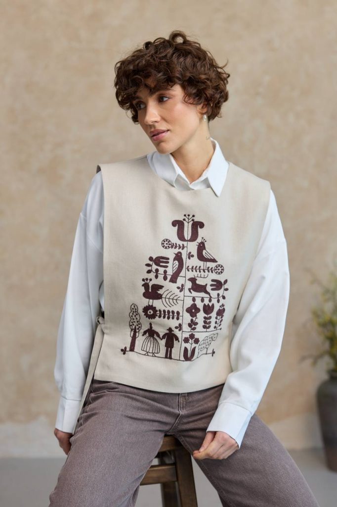 Жіноча вишита манішка Етно код  (беж з коричневим)