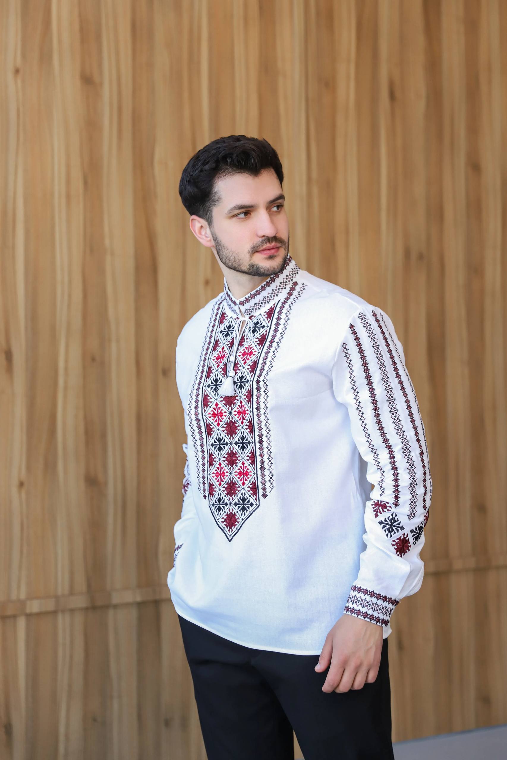 Чоловіча вишиванка Гори (біла з червоно-чорним) hover image