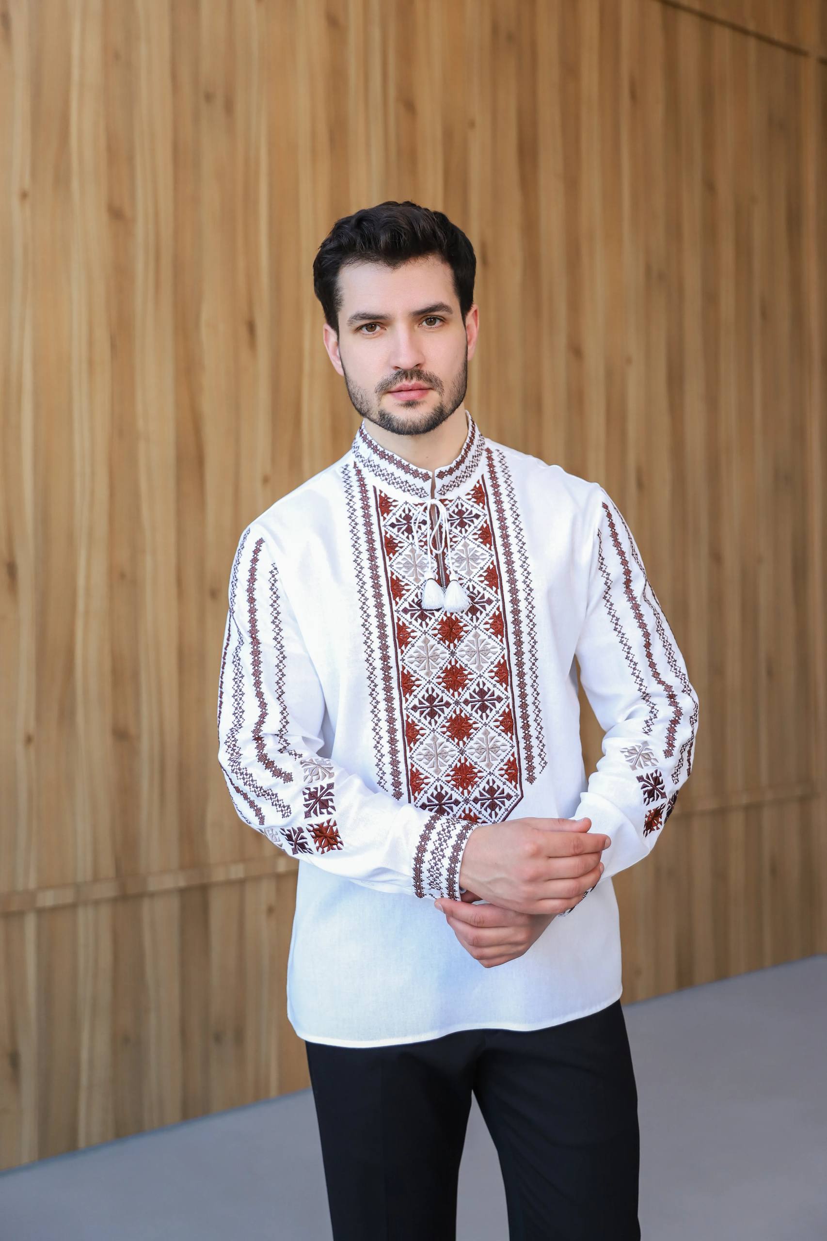 (Копія)Чоловіча вишиванка Гори (біла з коричневим) hover image