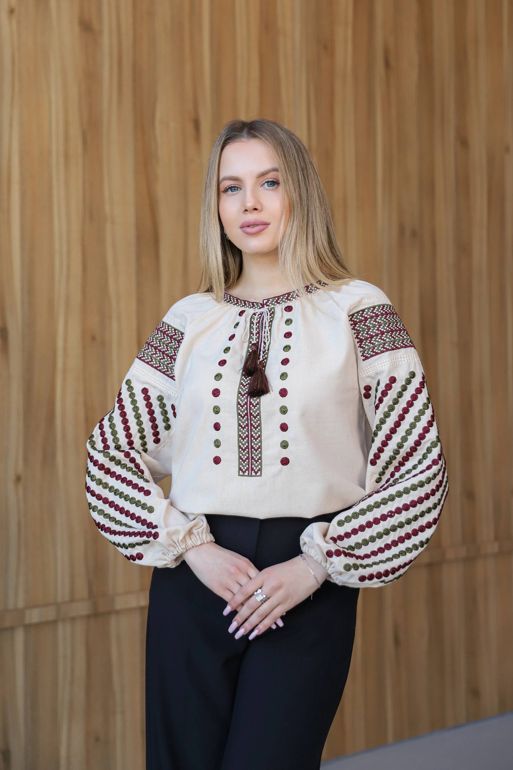 Жіноча вишиванка Злагода (бежева з зеленим) hover image