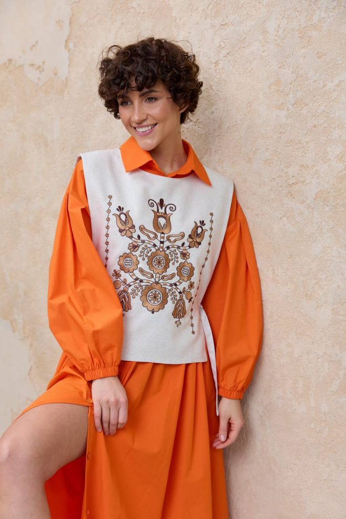 Жіноча вишита манішка Квітуча  (беж)