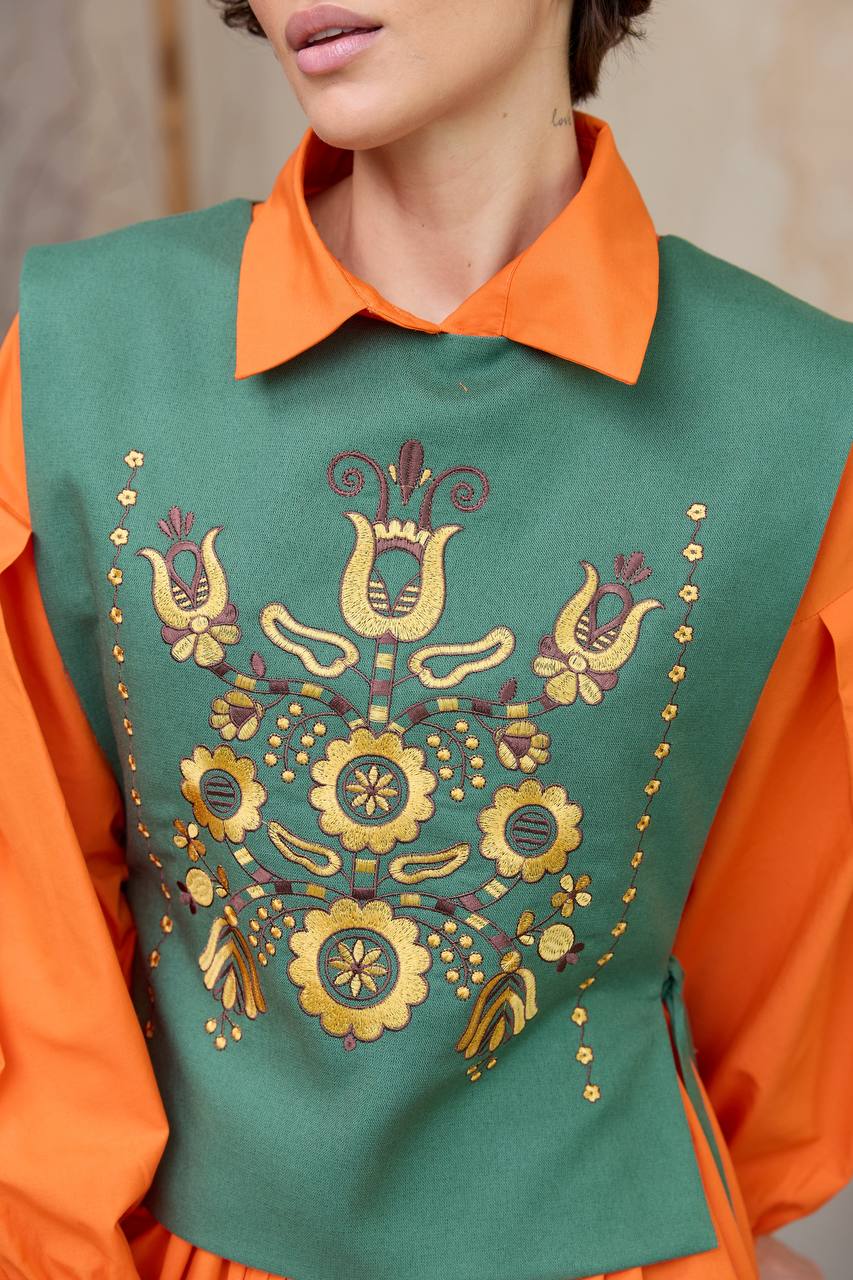 Жіноча вишита манішка Квітуча  (зелена ) hover image