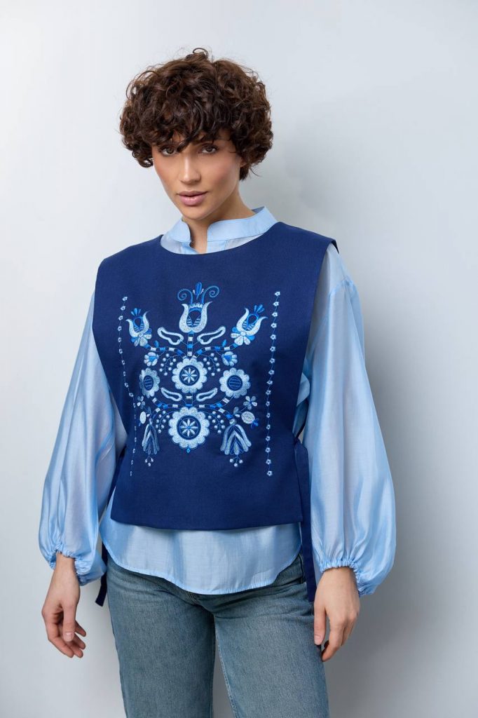 Жіноча вишита манішка Квітуча  (синя )