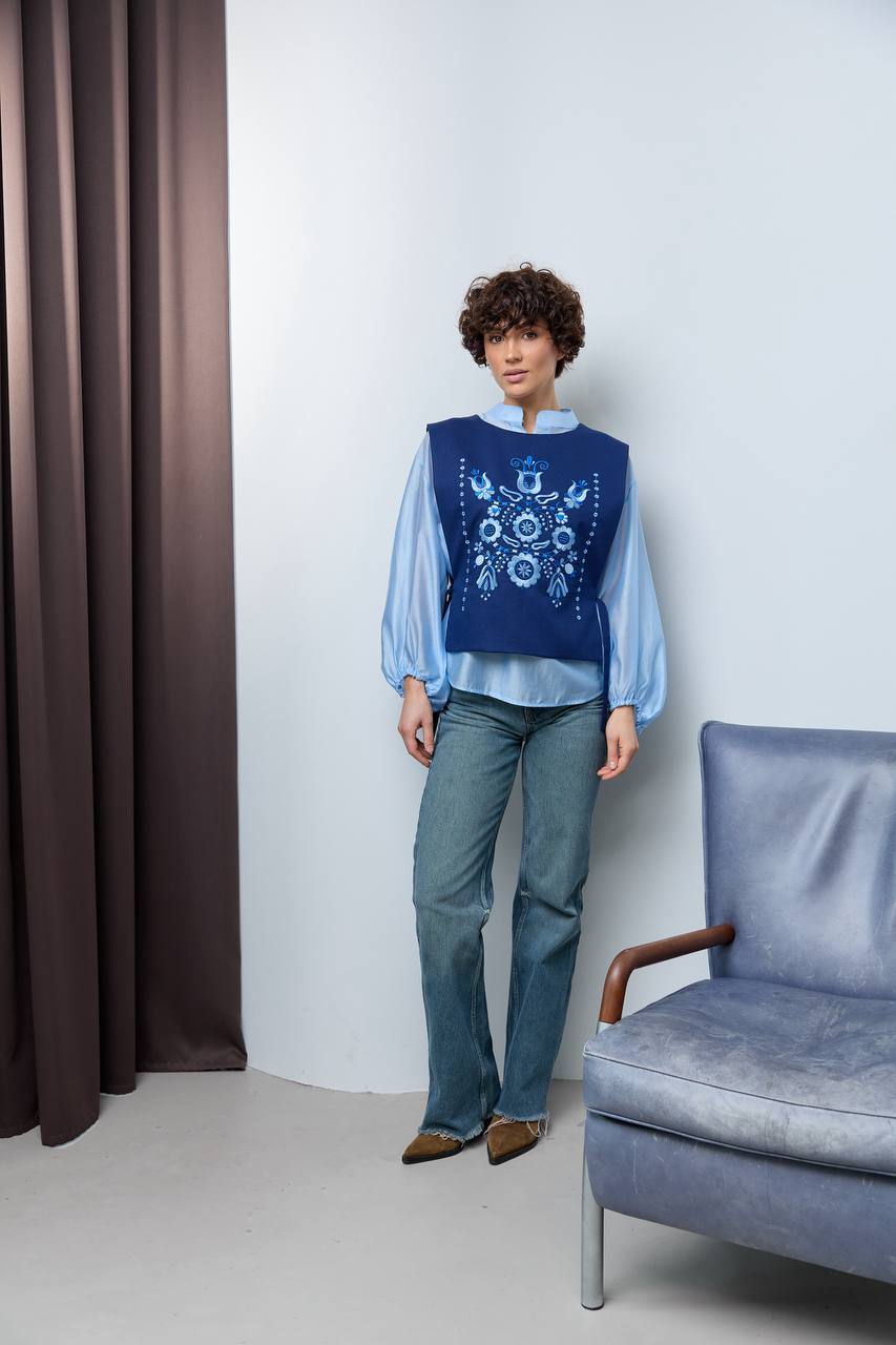 Жіноча вишита манішка Квітуча  (синя ) hover image