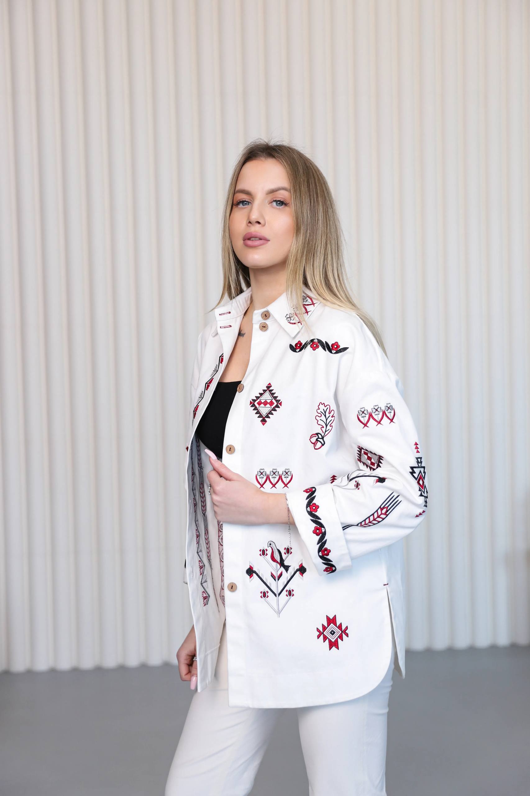 Жіноча вишиванка Сильна (молочна)