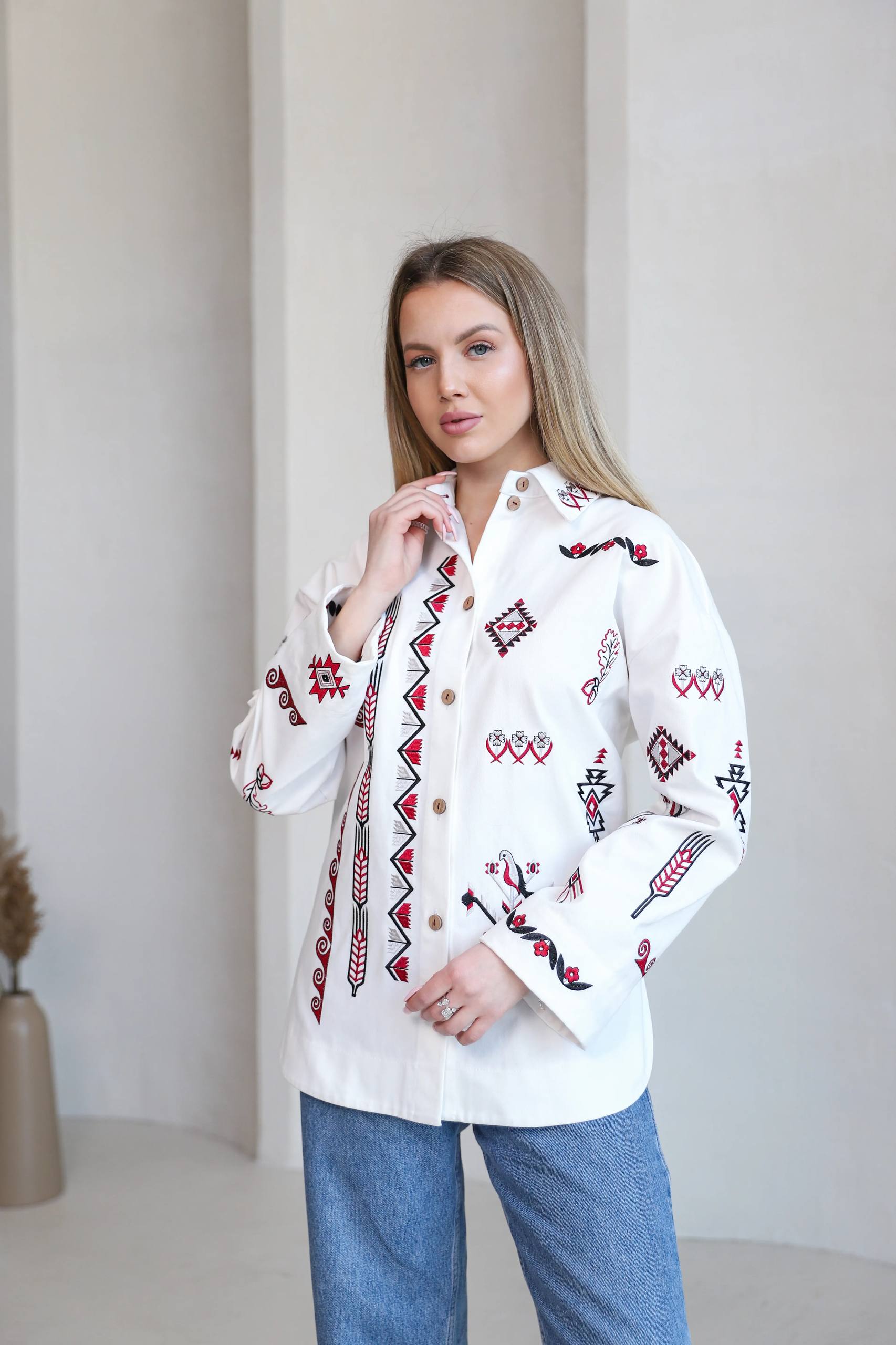 Жіноча вишиванка Сильна (молочна) hover image