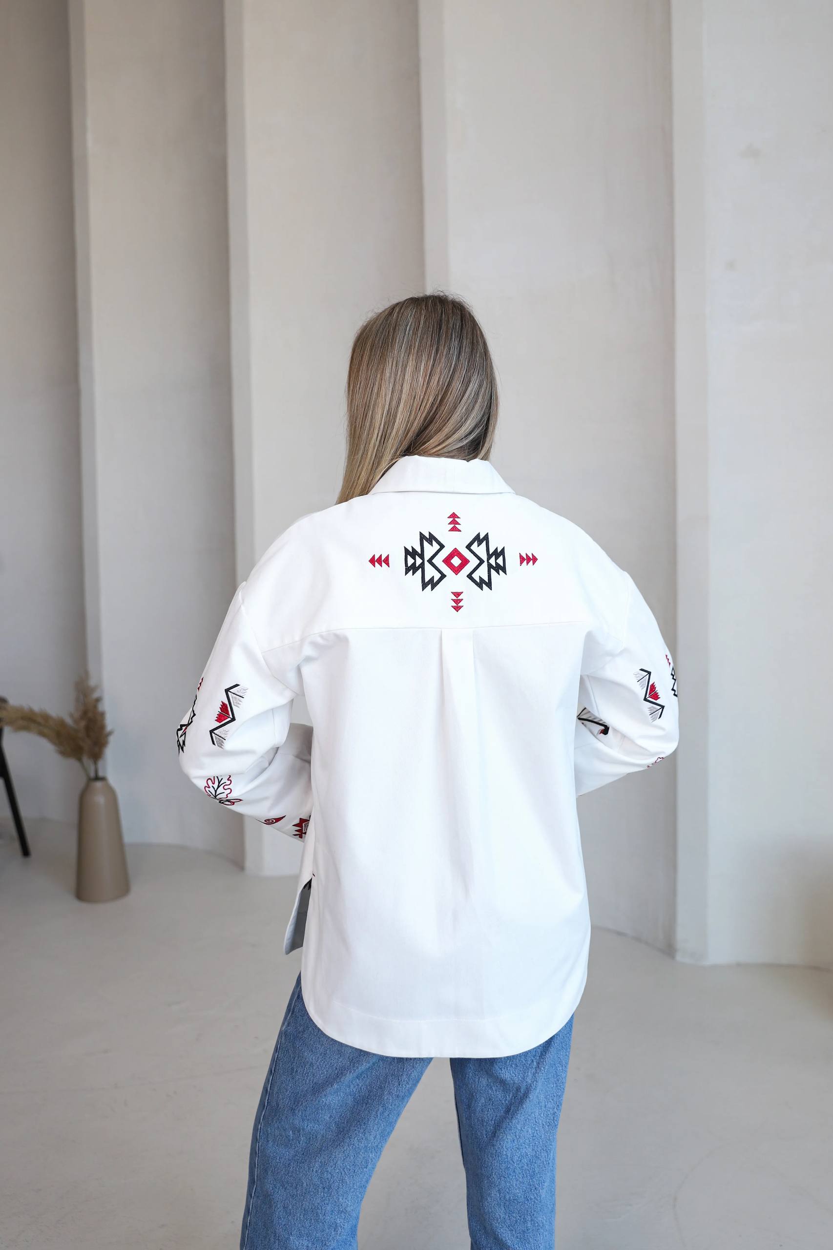 Жіноча вишиванка Сильна (молочна)