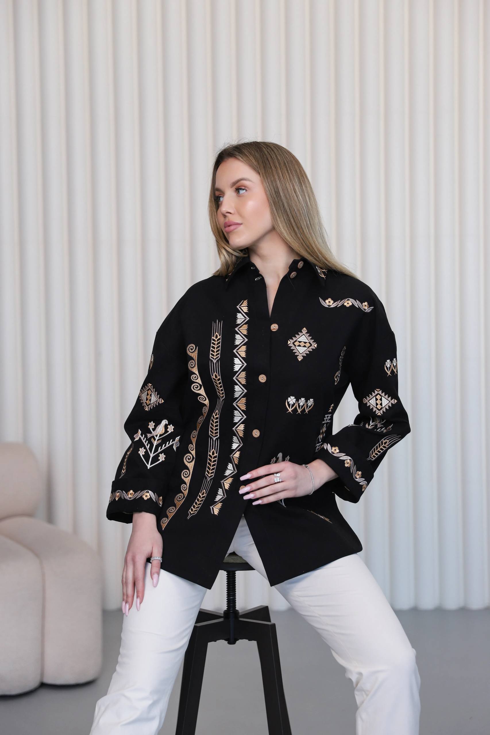 Жіноча вишиванка Сильна (чорна)