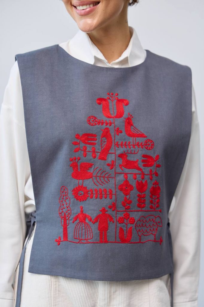 Жіноча вишита манішка Етно код  (сіра з червоним)