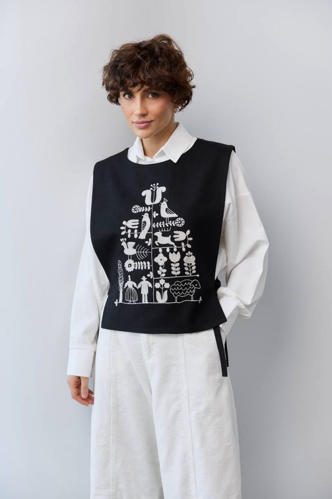 Жіноча вишита манішка Етно код  (чорна з молочним)