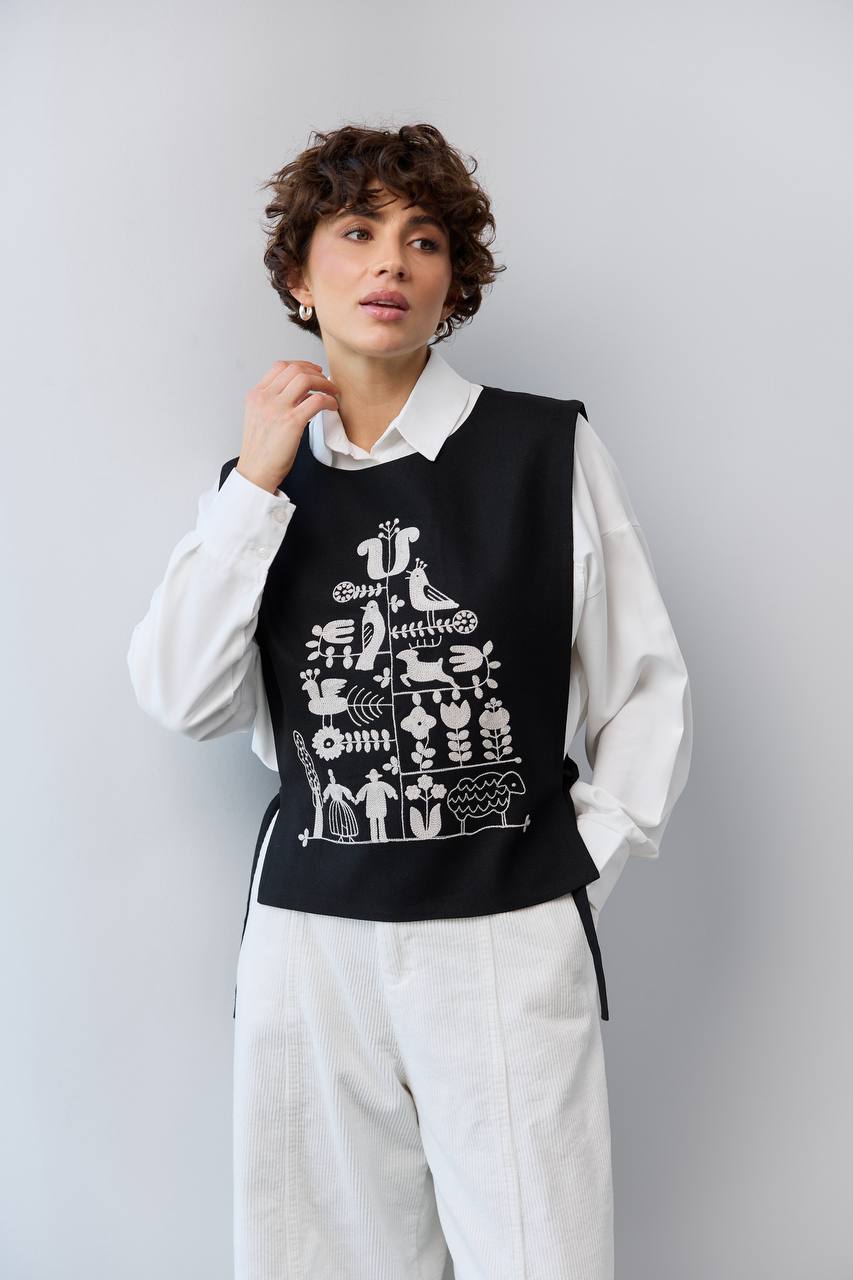 Жіноча вишита манішка Етно код  (чорна з молочним)