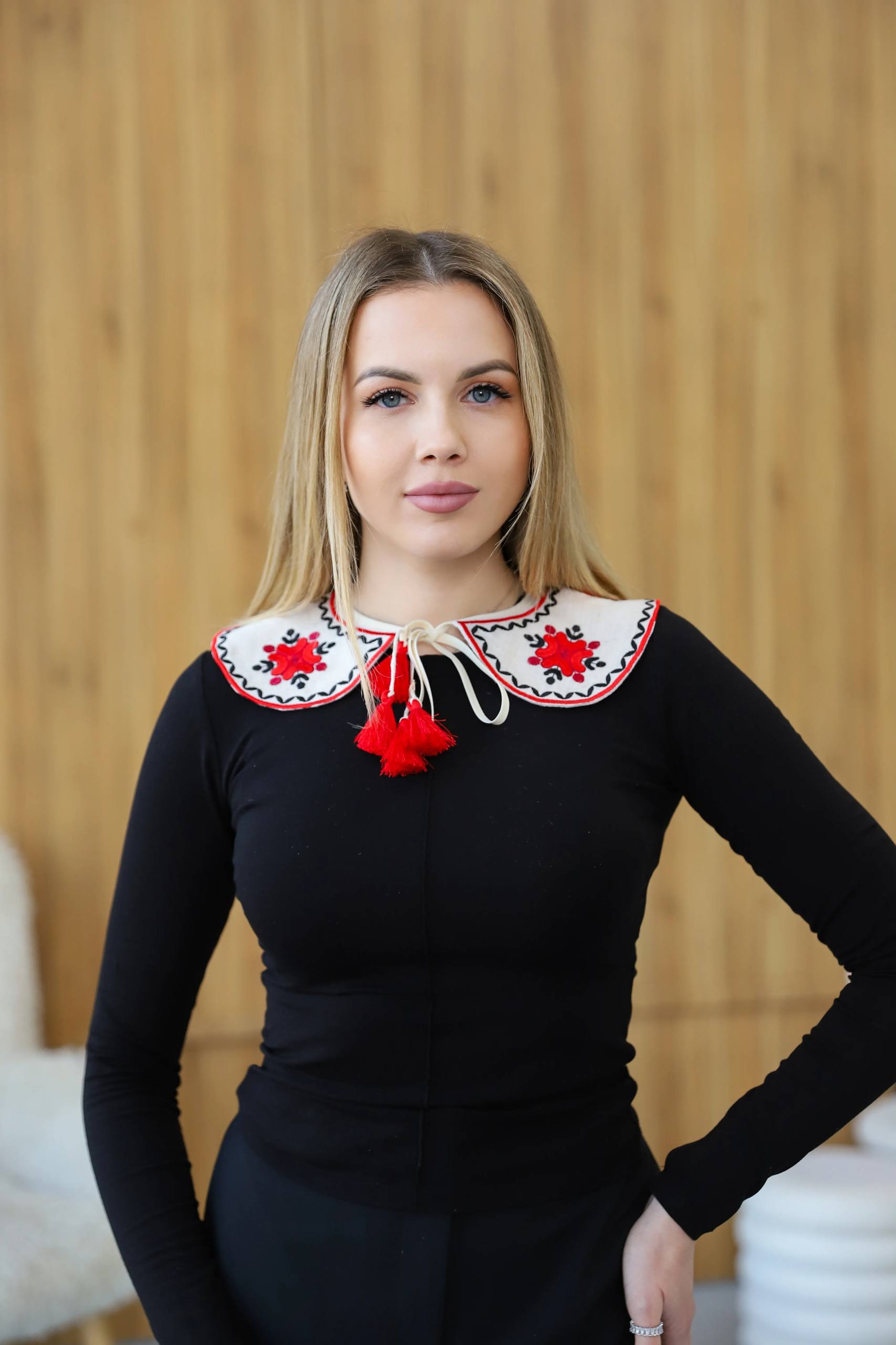 Вишитий комірець Міра (білий) hover image