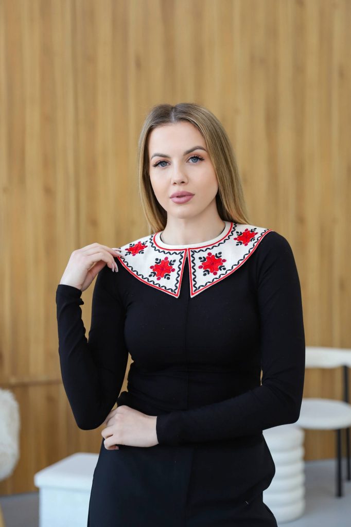 Вишитий комірець Міра (світло молочний)