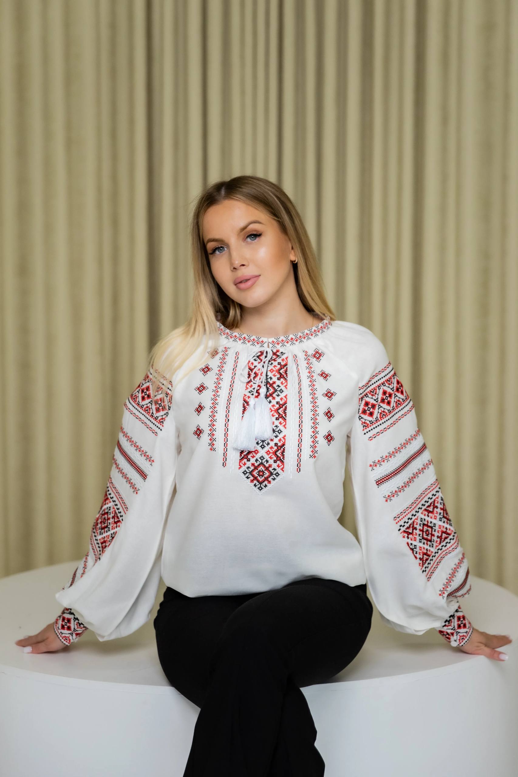 Жіноча вишиванка Оксана (біла з червоним) hover image