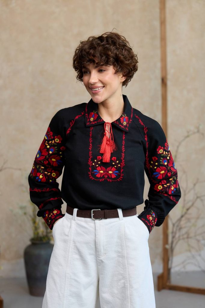 Жіноча вишиванка Яворівщина (чорна з червоним)