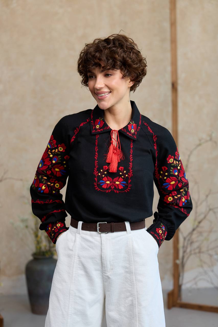 Жіноча вишиванка Яворівщина (чорна з червоним)