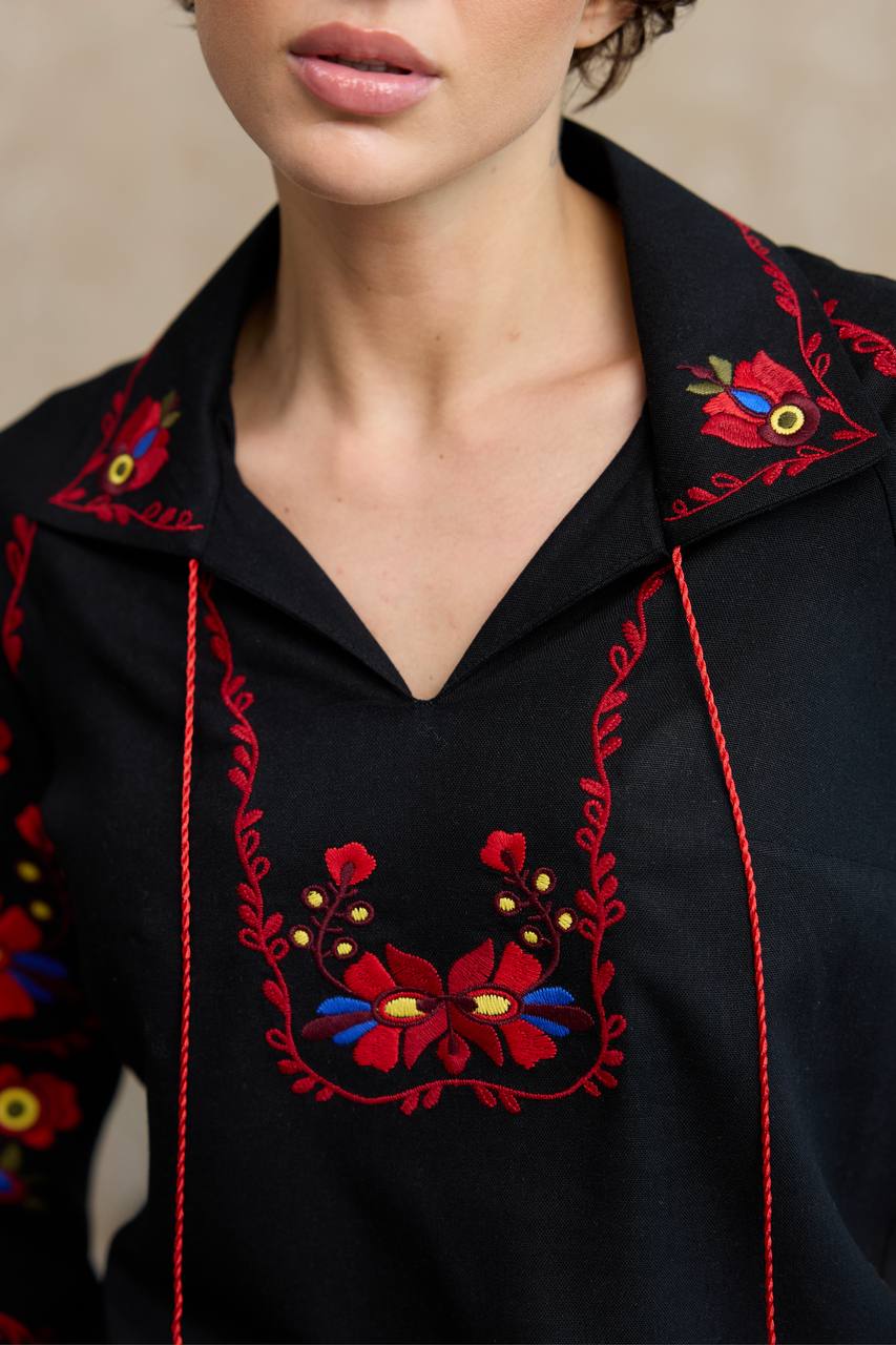 Жіноча вишиванка Яворівщина (чорна з червоним) hover image