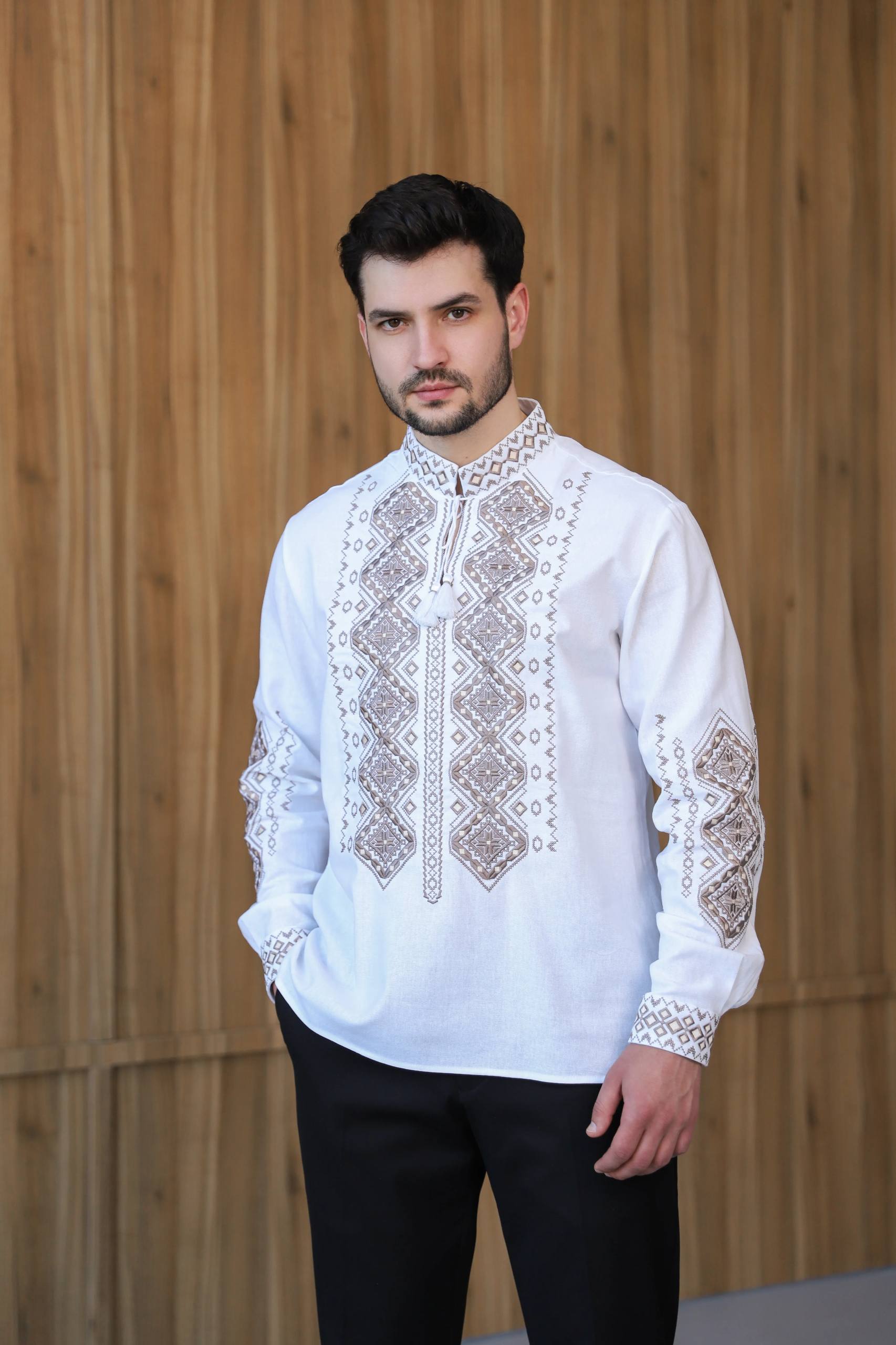 Чоловіча вишиванка Горгани (біла з сірим) hover image