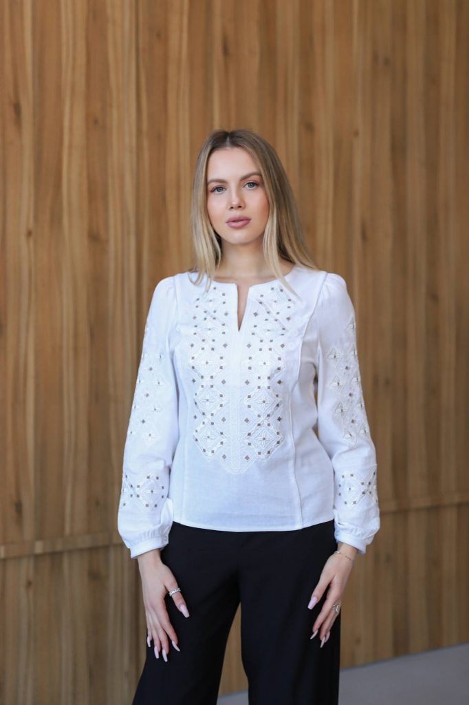 Жіноча вишиванка Горгани (біла по білому)