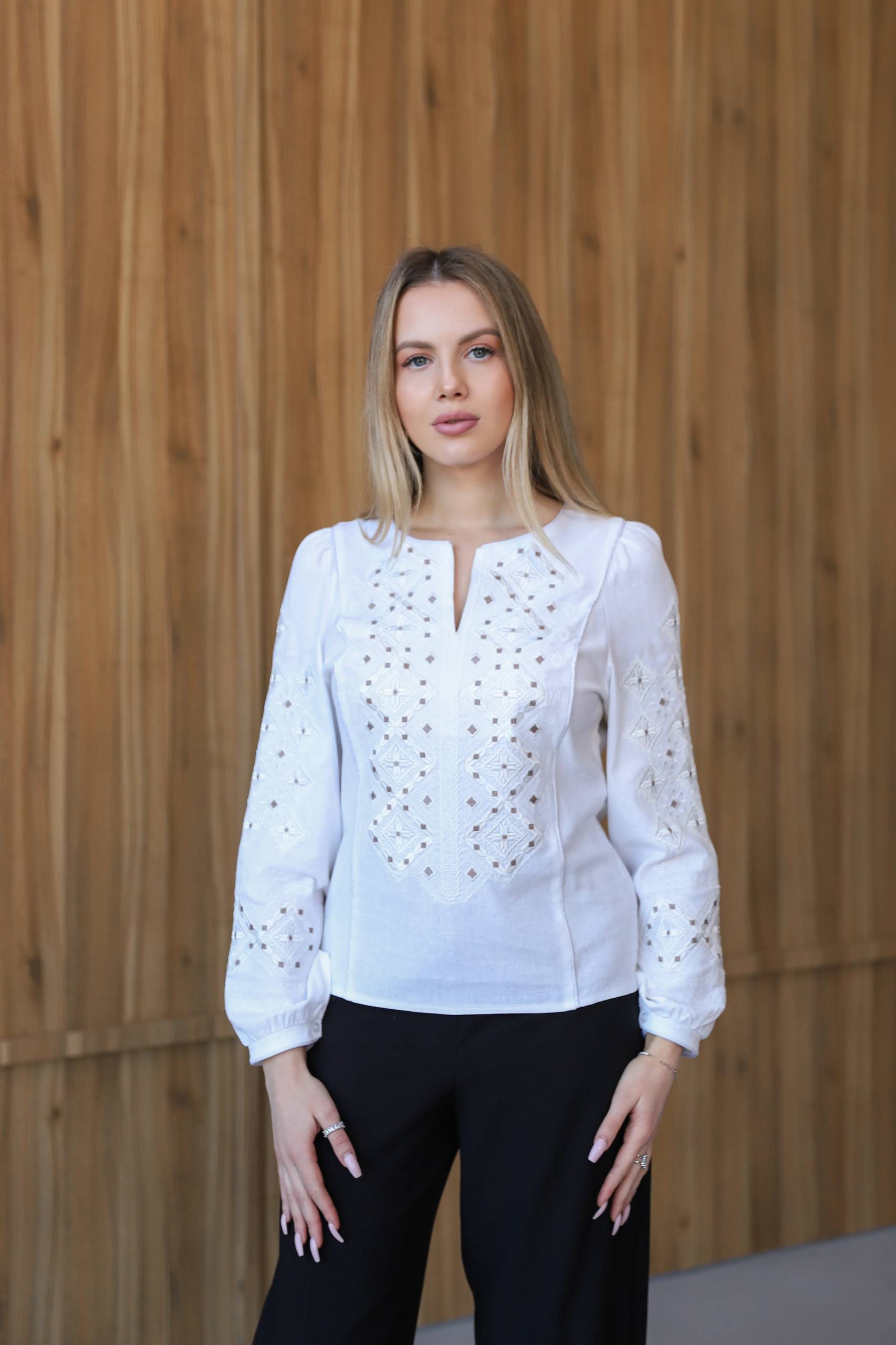 Жіноча вишиванка Горгани (біла по білому)