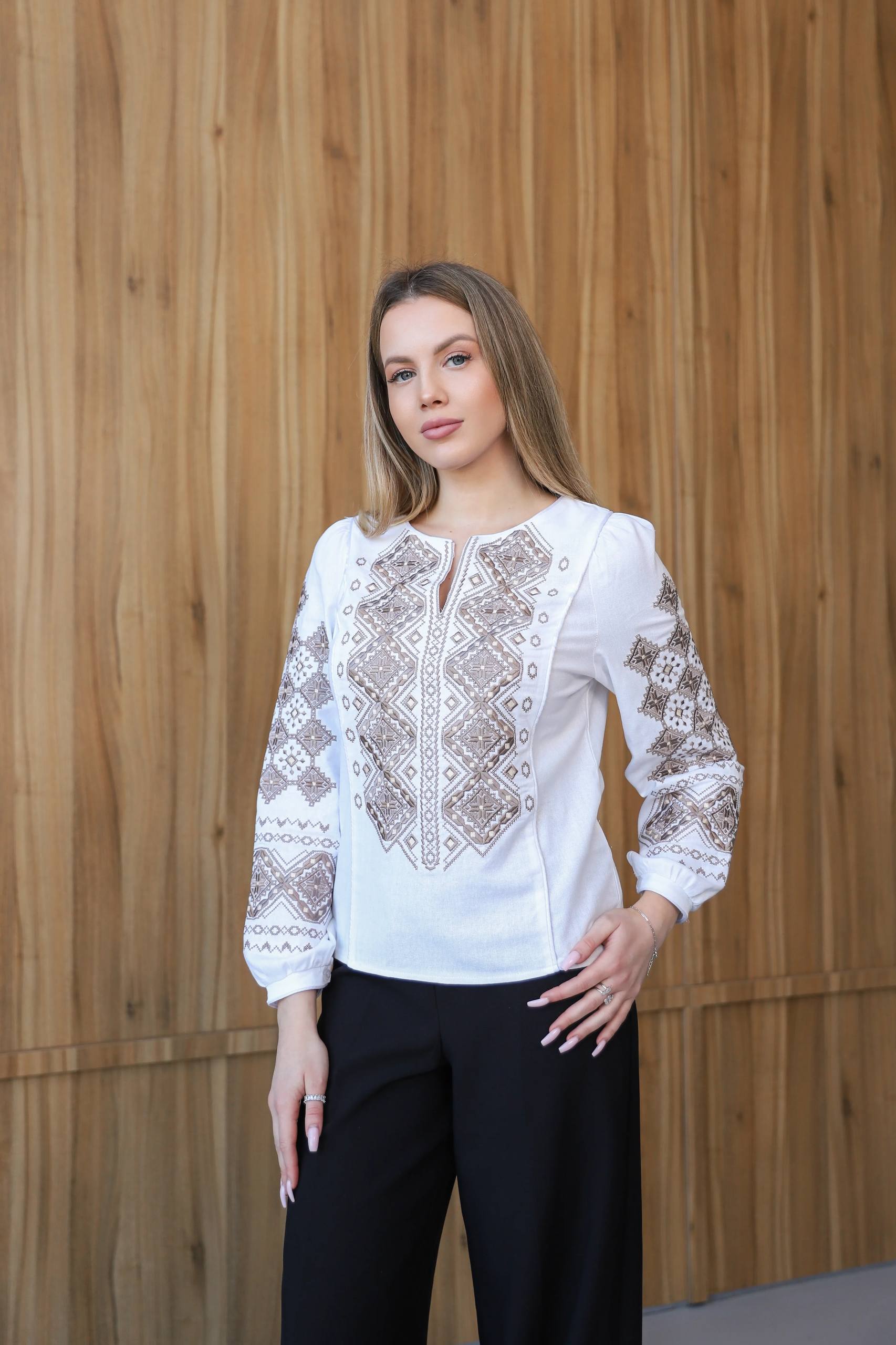 Жіноча вишиванка Горгани (біла з сірим) hover image