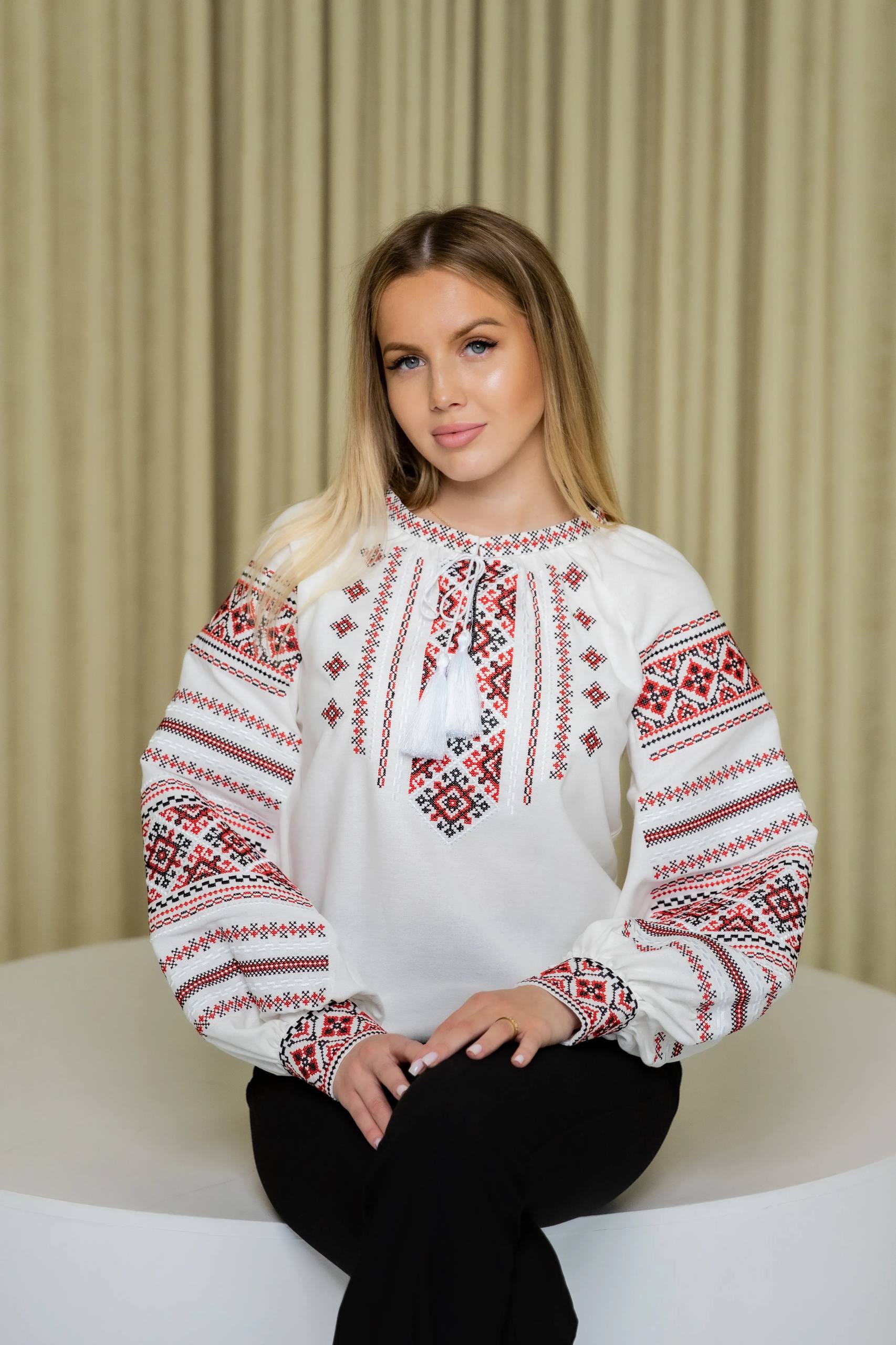 Жіноча вишиванка Оксана (біла з червоним)