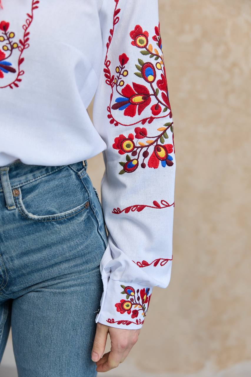 Жіноча вишиванка Яворівщина (біла з червоним) hover image