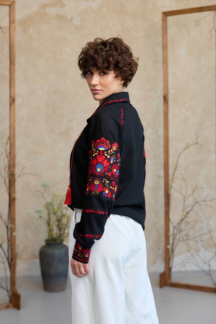 Жіноча вишиванка Яворівщина (чорна з червоним)
