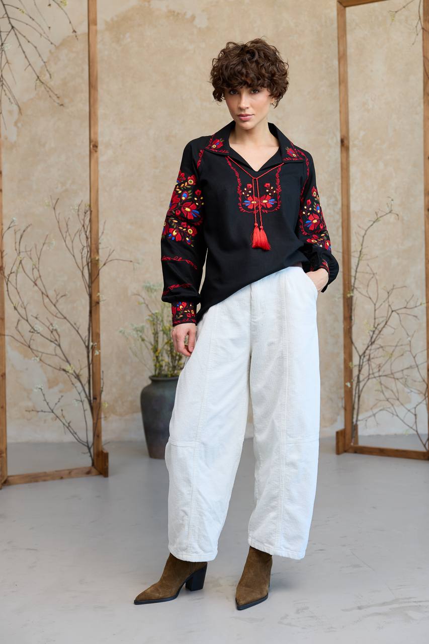 Жіноча вишиванка Яворівщина (чорна з червоним)