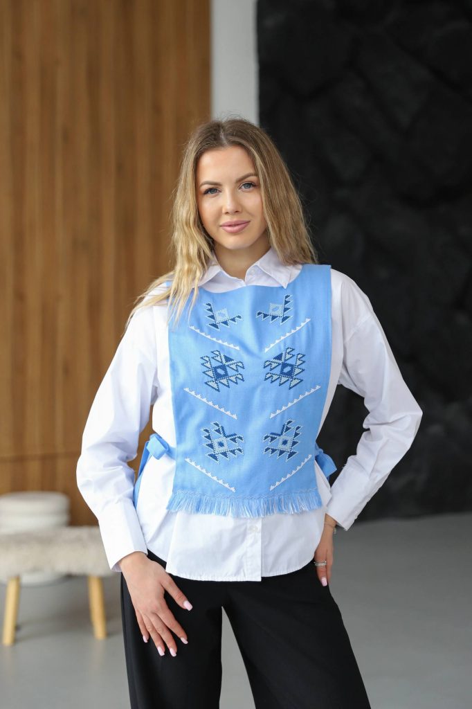 Жіноча вишита манішка Вершина (блакитна)