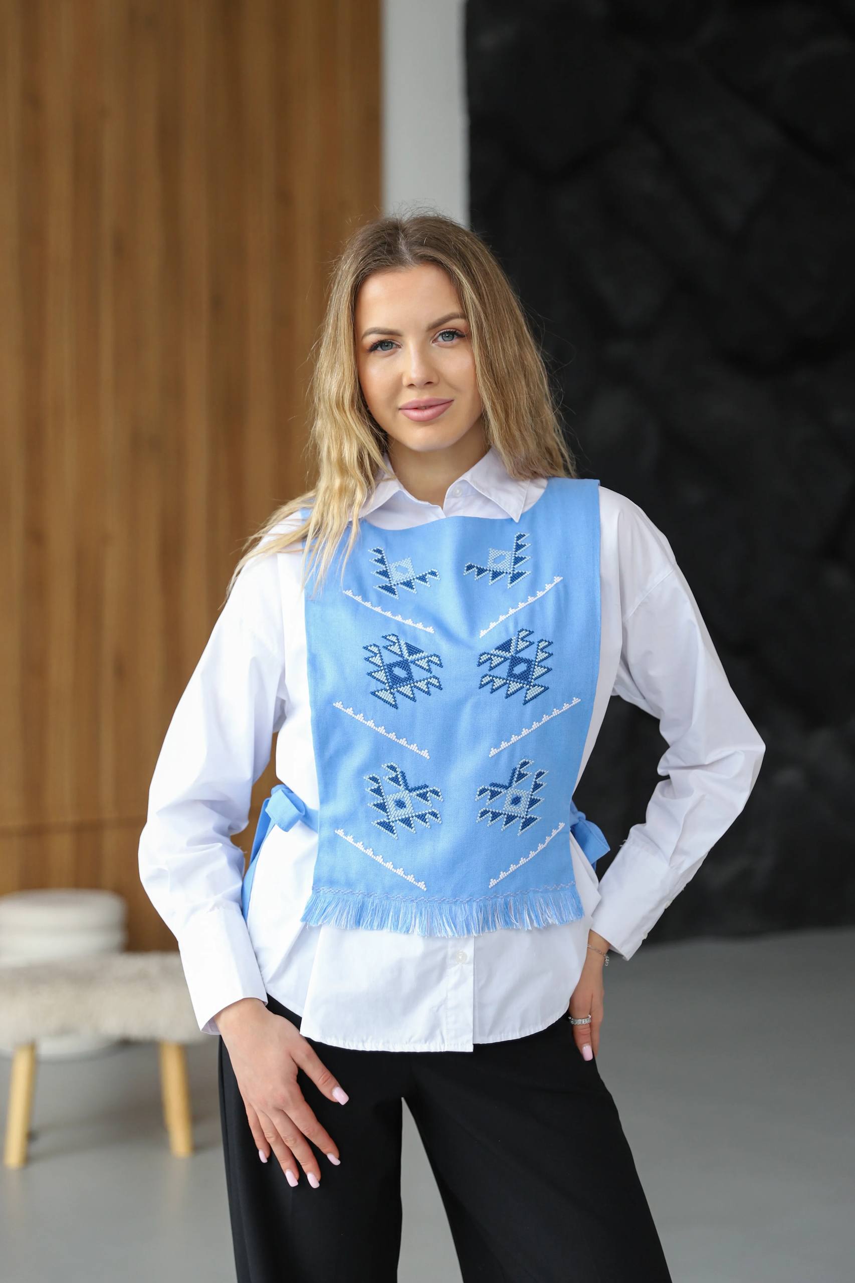 Жіноча вишита манішка Вершина (блакитна)