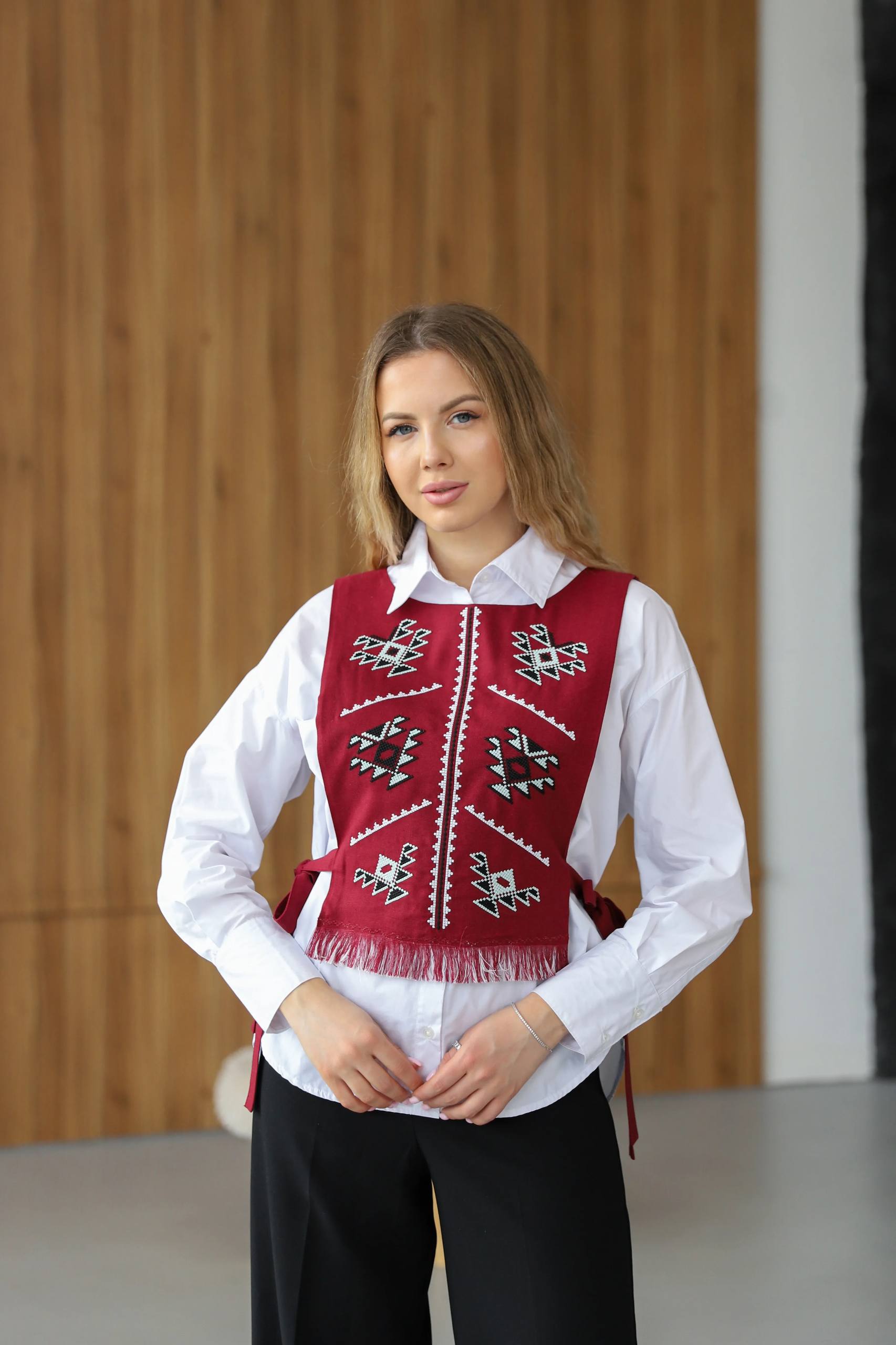Жіноча вишита манішка Вершина (бургунді)