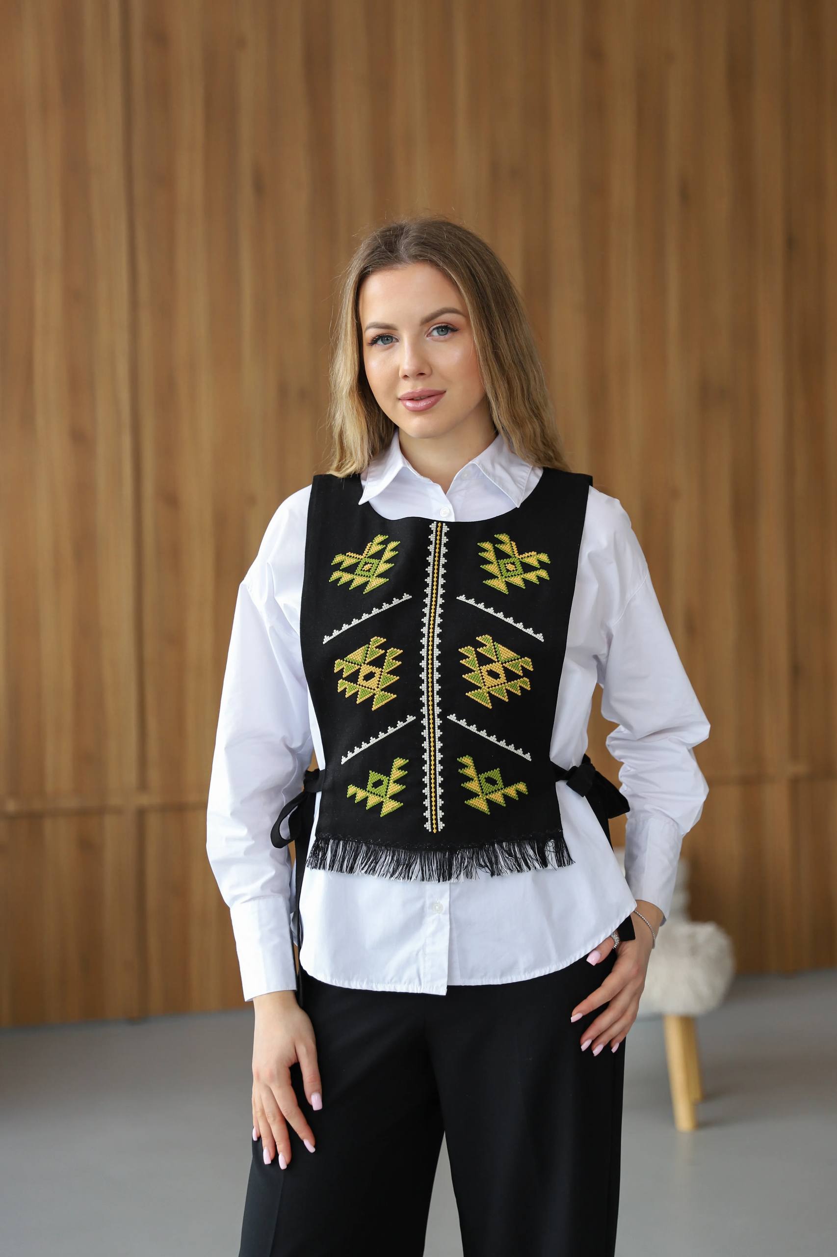 Жіноча вишита манішка  Вершина (чорна)