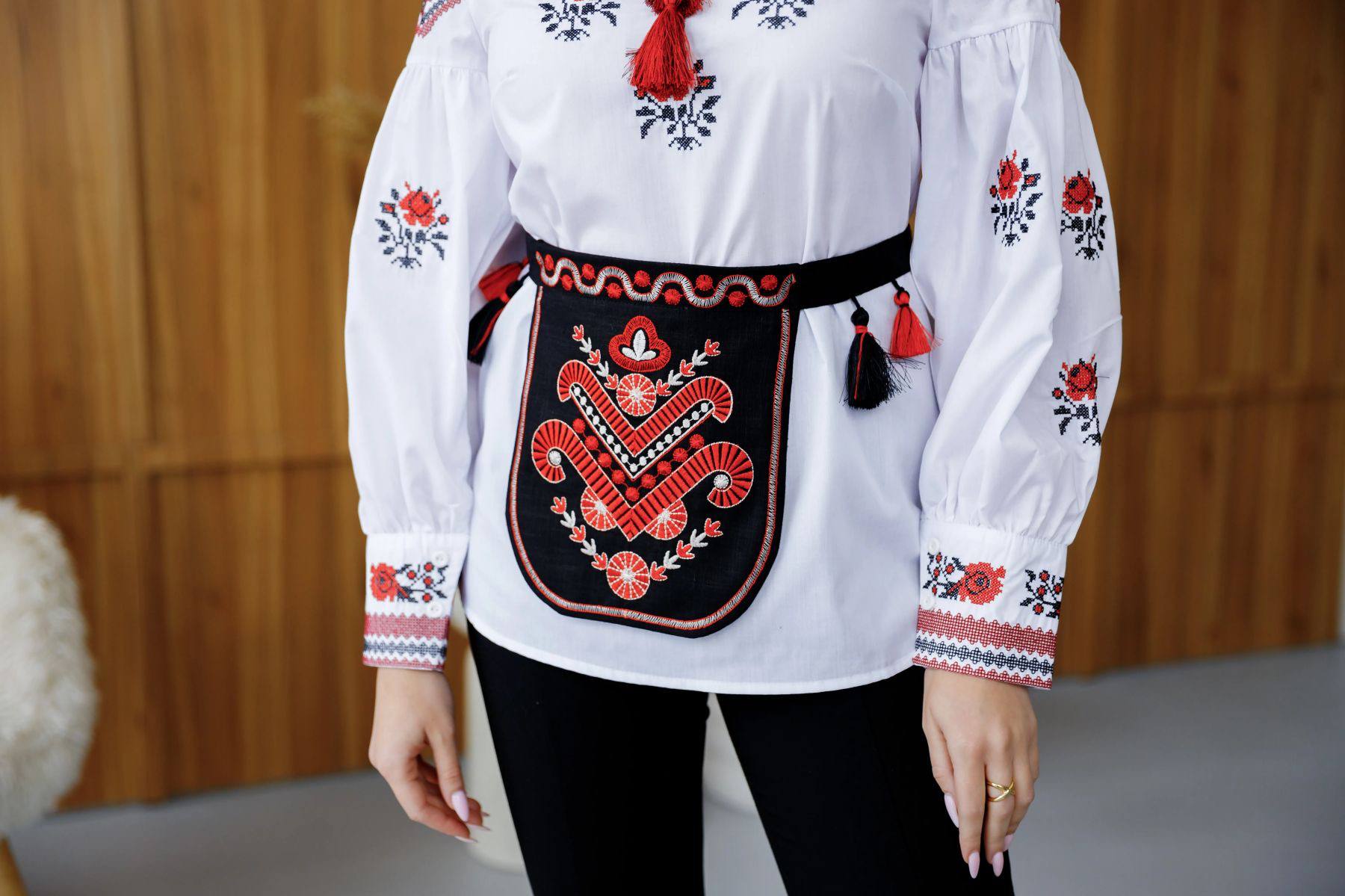 Вишита дитяча ладунка Символ роду (чорна)