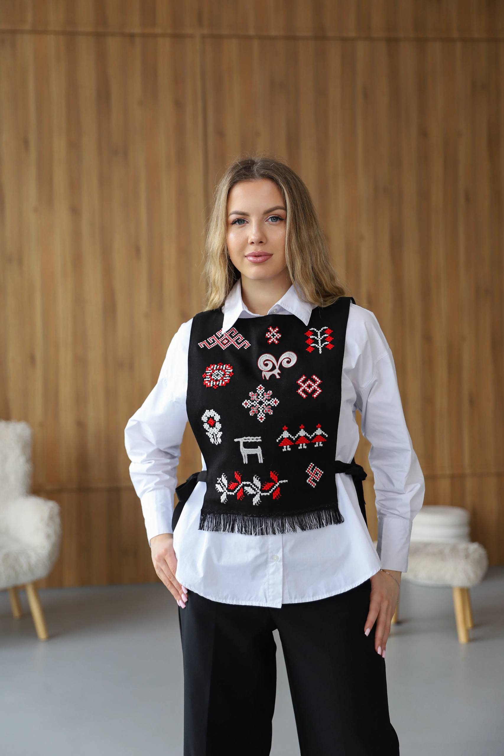 Жіноча вишита манішка  Яровиця  (чорна)