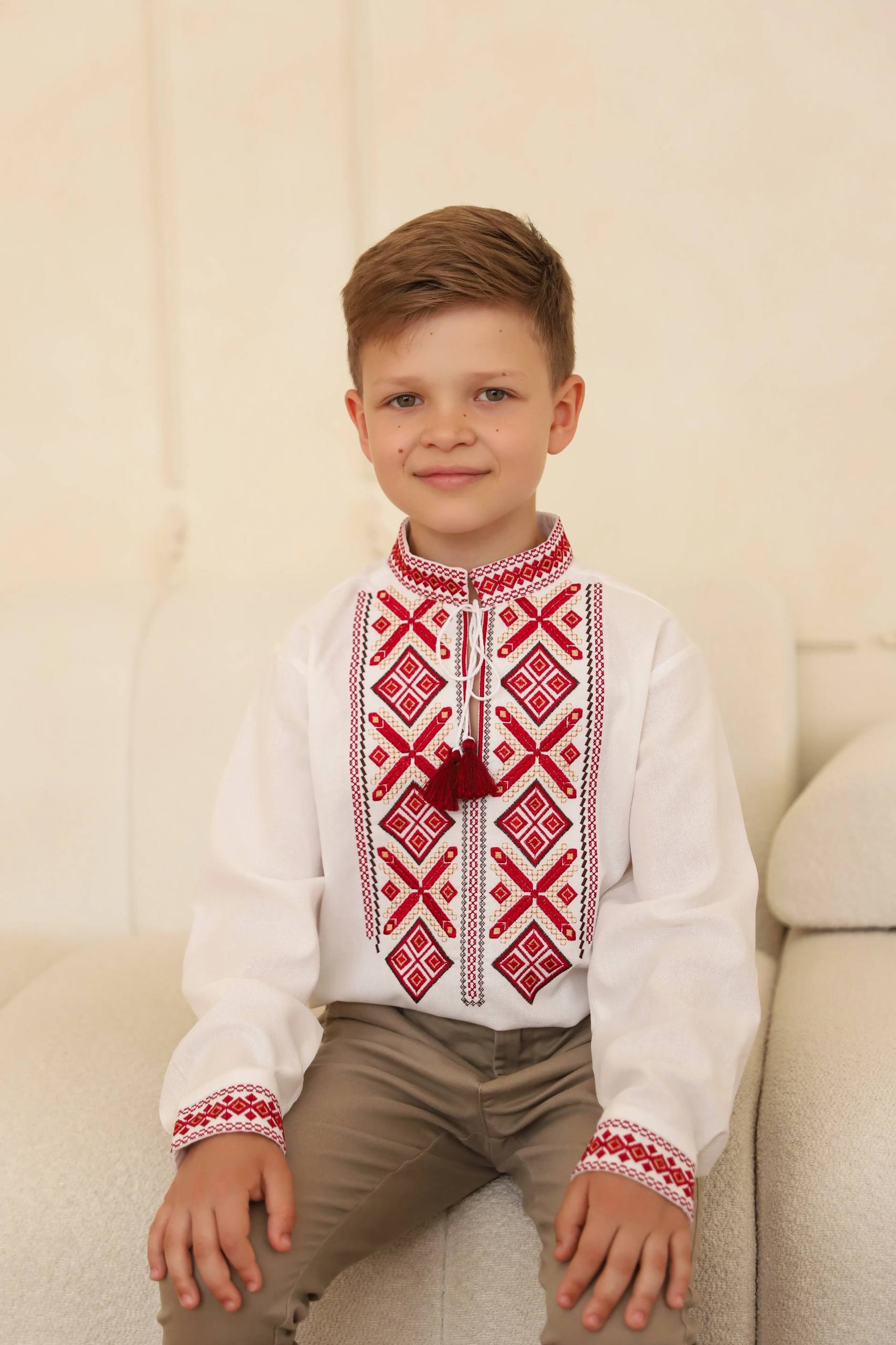 Вишиванка для хлопчика Матвій (біла з червоним)