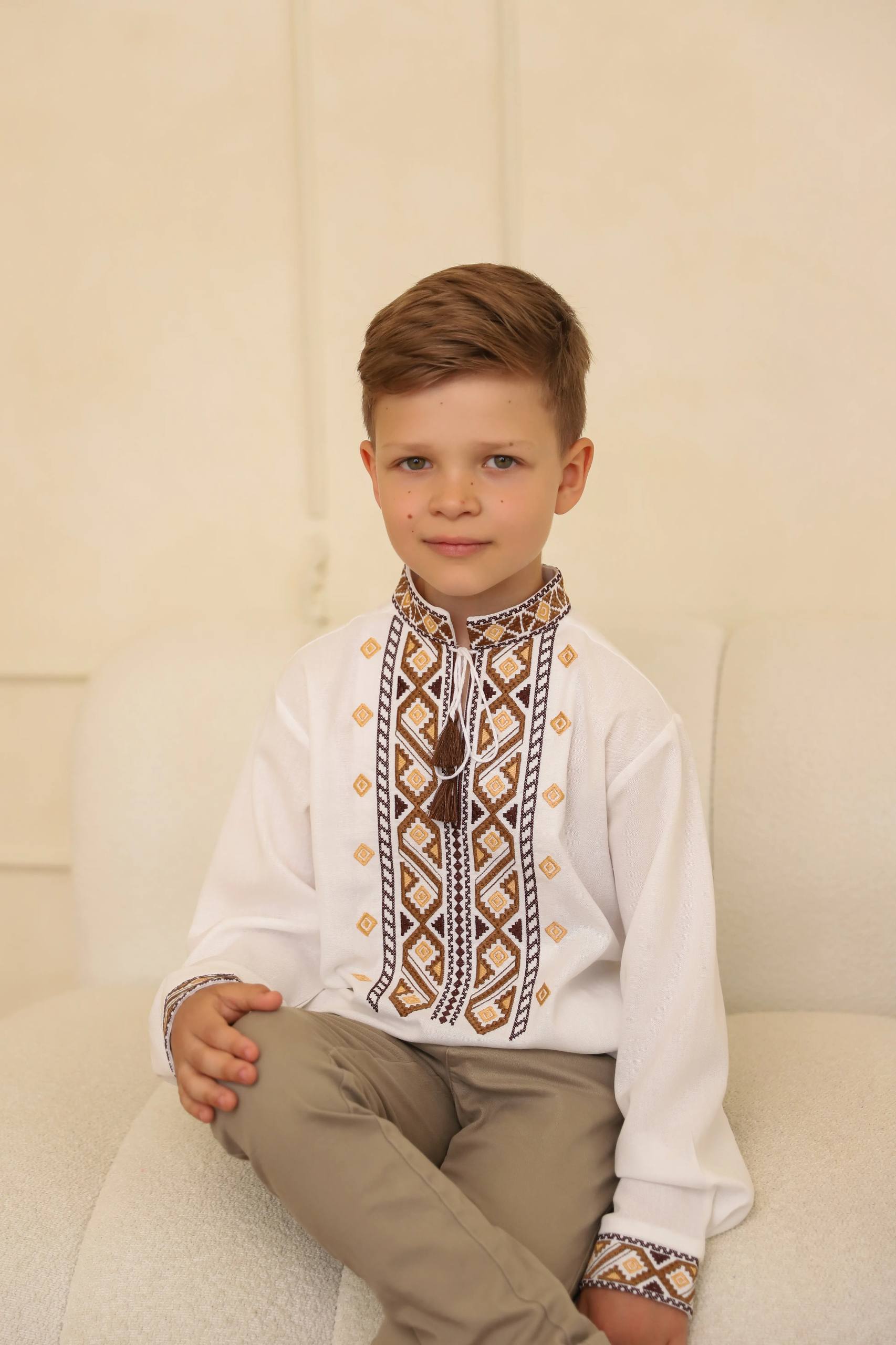 Вишиванка для хлопчика Нестор (біла з коричневим )