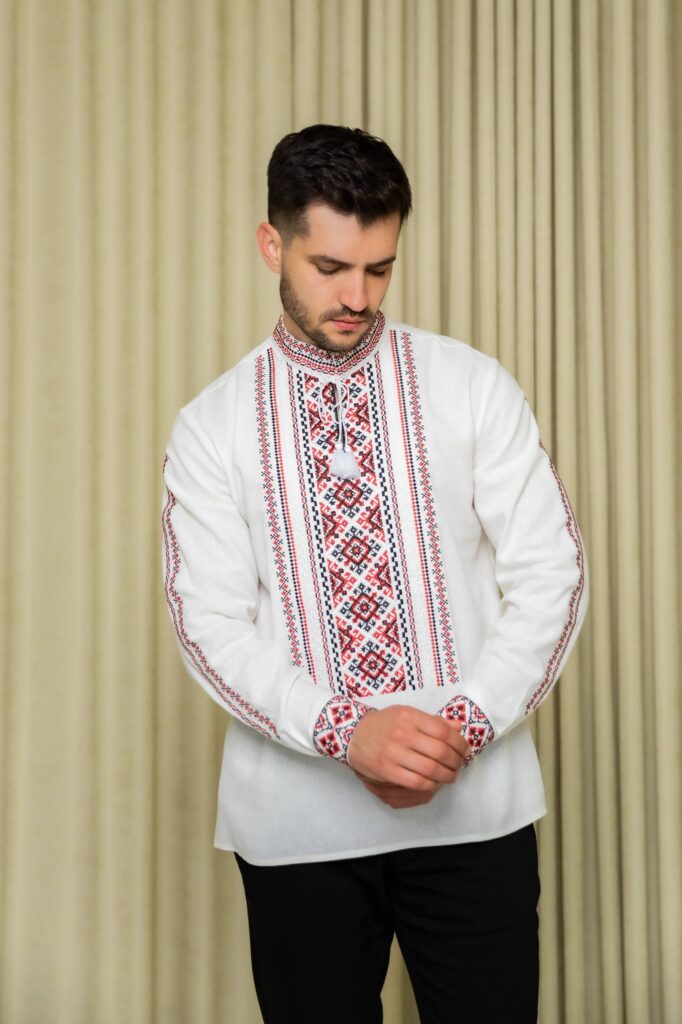 Чоловіча вишиванка Северин (молочна з червоним)
